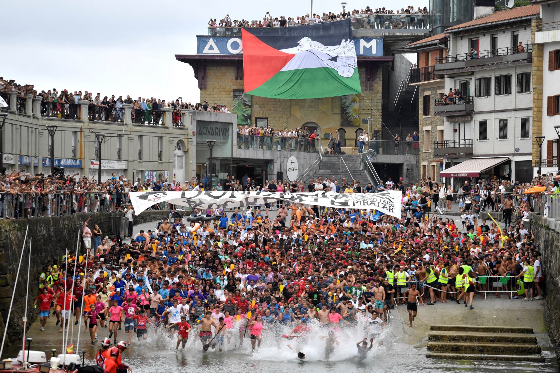 Se observa una bandera palestina con una referencia a la pintura 