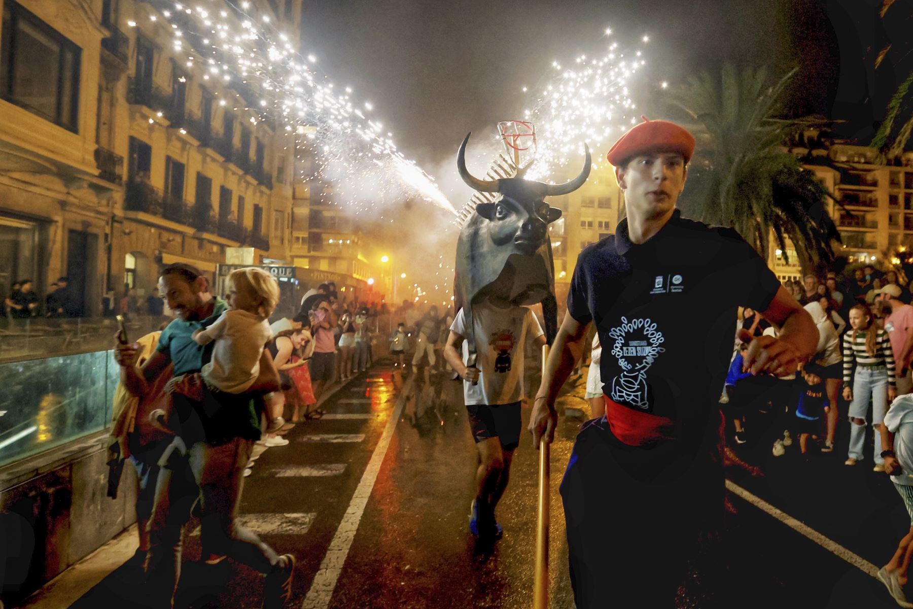 Tradicional encierro del toro de fuego en el tercer día de fiestas de la Semana Grande de San Sebastián, en España. Foto: EFE