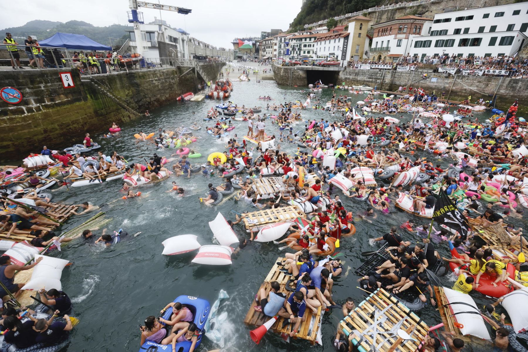 Se realiza el Festival "Pirata Abordaia" en el puerto de san Sebastián, en España, donde participan decenas de embarcaciones caseras comandadas por grupos de jóvenes. Foto: EFE