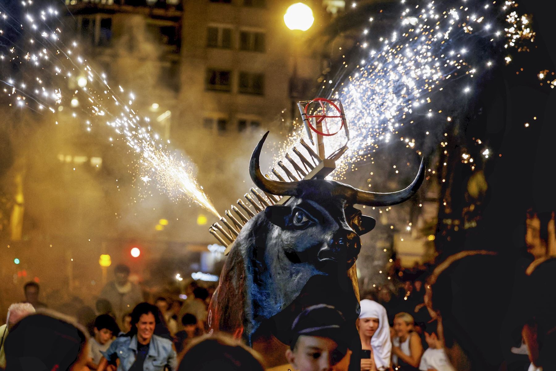 Tradicional encierro del toro de fuego en el tercer día de fiestas de la Semana Grande de San Sebastián, en España. Foto: EFE