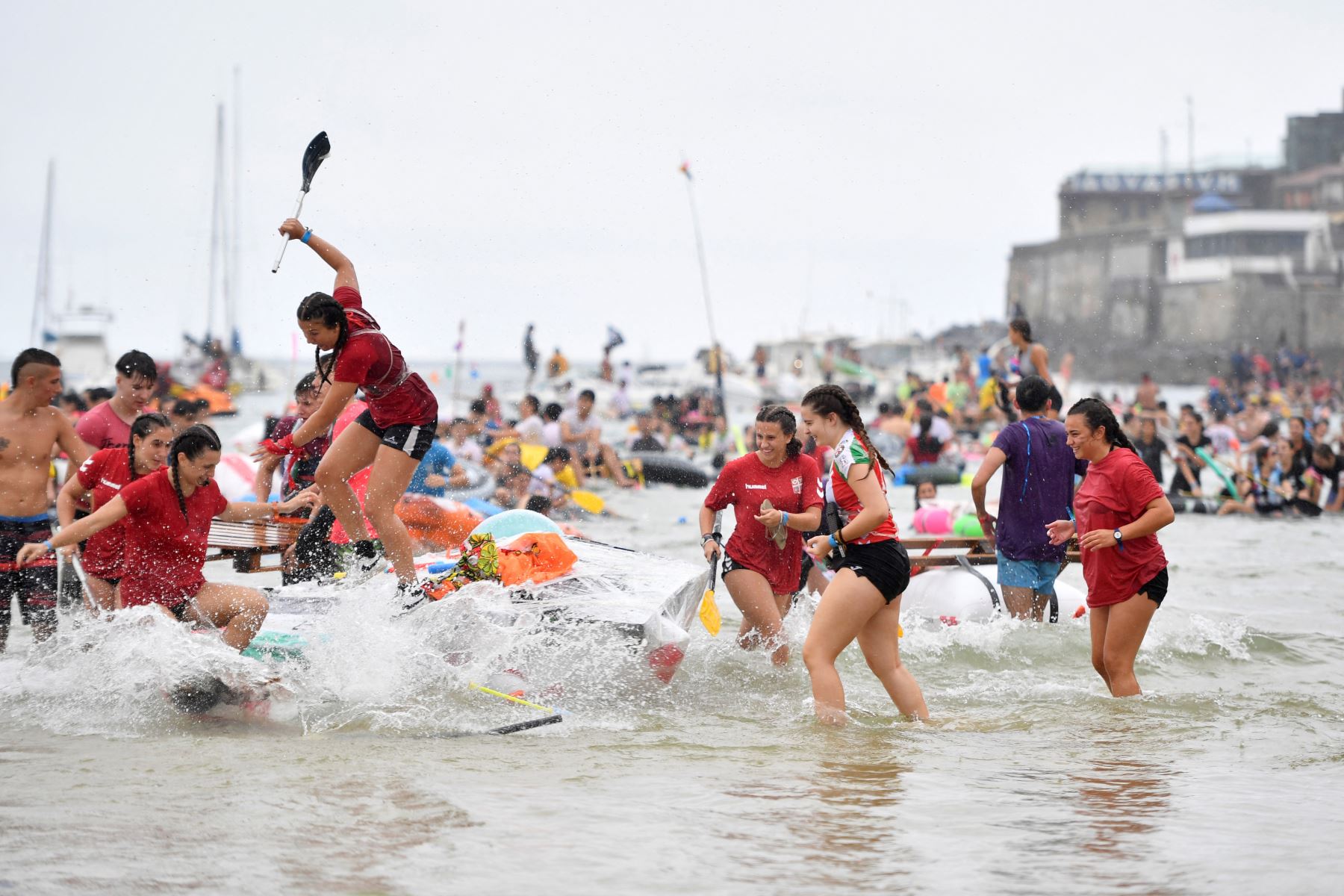 Turistas españoles y extranjeros participan en el Festival "Pirata Abordaia" en la ciudad vasca de San Sebastián, en España, el 12 de agosto de 2024. Foto: AFP