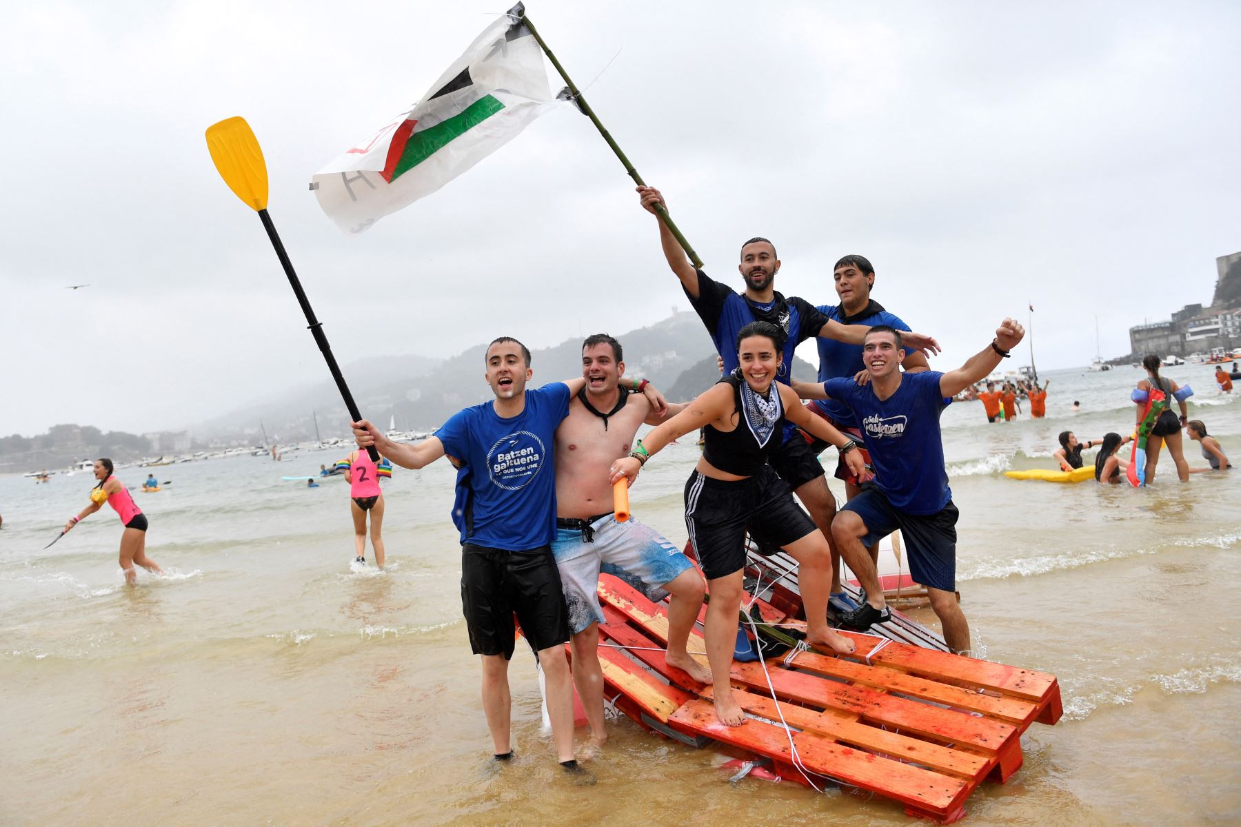 Turistas españoles y extranjeros participan en el Festival "Pirata Abordaia" en la ciudad vasca de San Sebastián, en España, el 12 de agosto de 2024. Foto: AFP