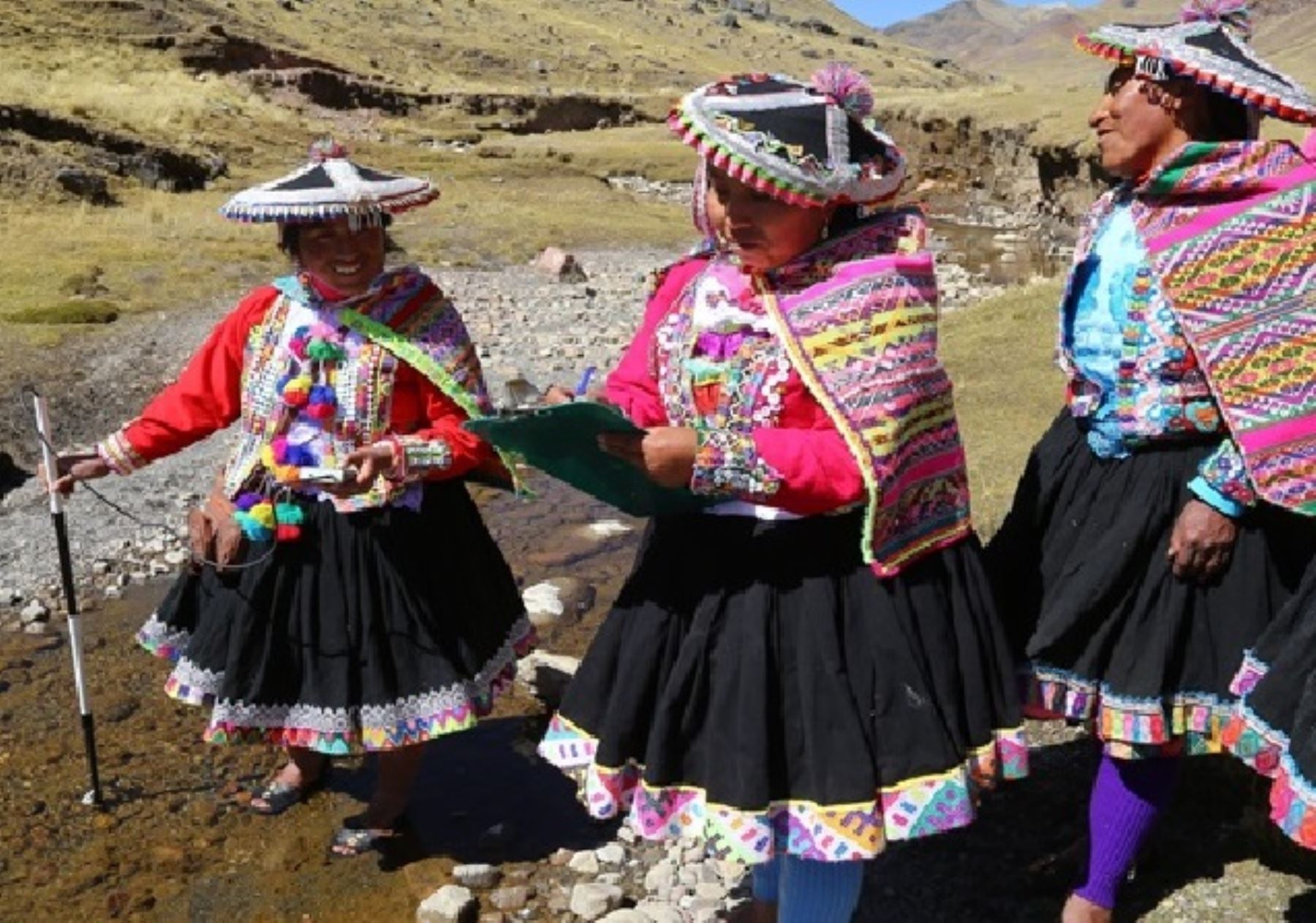 El Ministerio del Ambiente resaltó los conocimientos ancestrales de dos comunidades campesinas de Cusco para la conservación del agua y el uso sustentable de la granadilla andina. ANDINA/Difusión