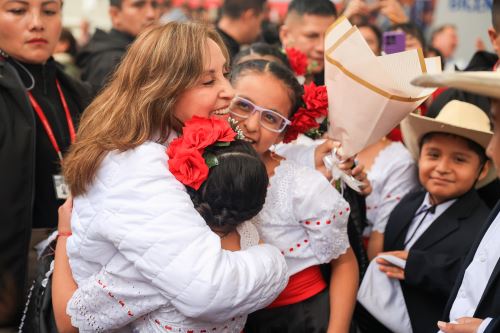 Presidenta Dina Boluarte participa en ceremonia de entrega de institución educativa en Surco