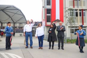 El ministro de Educación, Morgan Quero, junto a la presidenta Dina Boluarte, durante la inauguración de la nueva Escuela Bicentenario en Lima.  En lo que va el 2024, se han entregado 17 Escuelas Bicentenario en Ate, Cercado de Lima, Chorrillos, Comas, El Agustino, La Molina, La Victoria, Los Olivos, Rímac, San Juan de Miraflores, San Luis, Santa Anita, y Surco, beneficiando a más de 25,800 estudiantes. Foto: ANDINA/ Prensa Presidencia