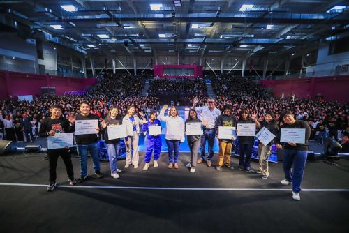 La presidenta de la república, Dina Boluarte, participa en la ceremonia de bienvenida a los nuevos becarios Beca 18 - 2024