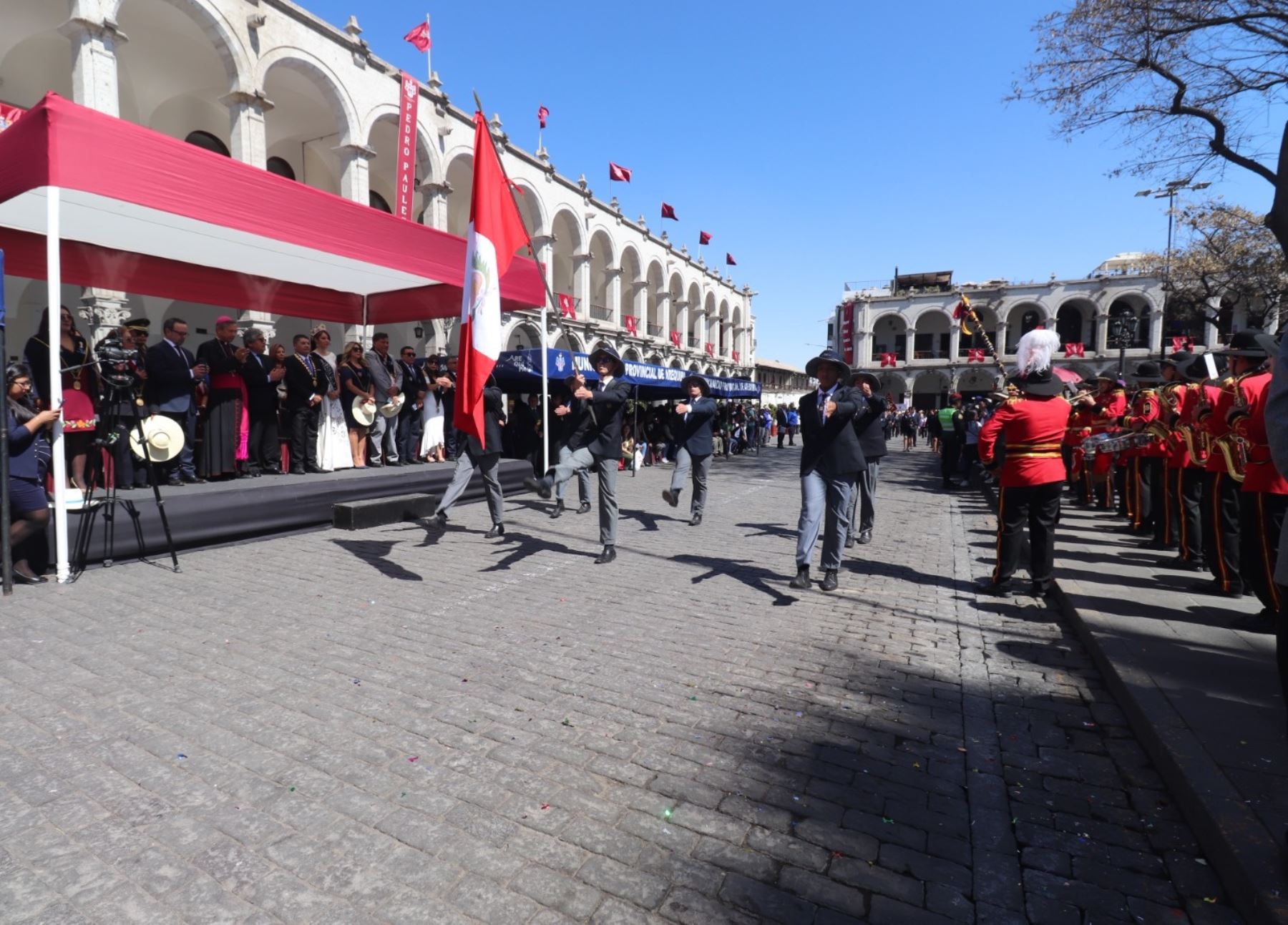 El tradicional Paseo del Estandarte y Bandera se desarrolló esta mañana en Arequipa ante el júbilo de los pobladores y turistas que visitan la Ciudad Blanca. ANDINA/Difusión