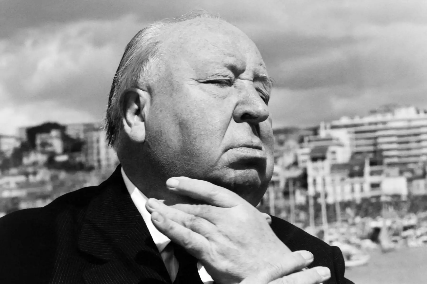 El director de cine estadounidense Alfred Hitchcock posa en un barco, el 27 de mayo de 1972 en Cannes, antes del festival internacional de cine. 
Foto: AFP