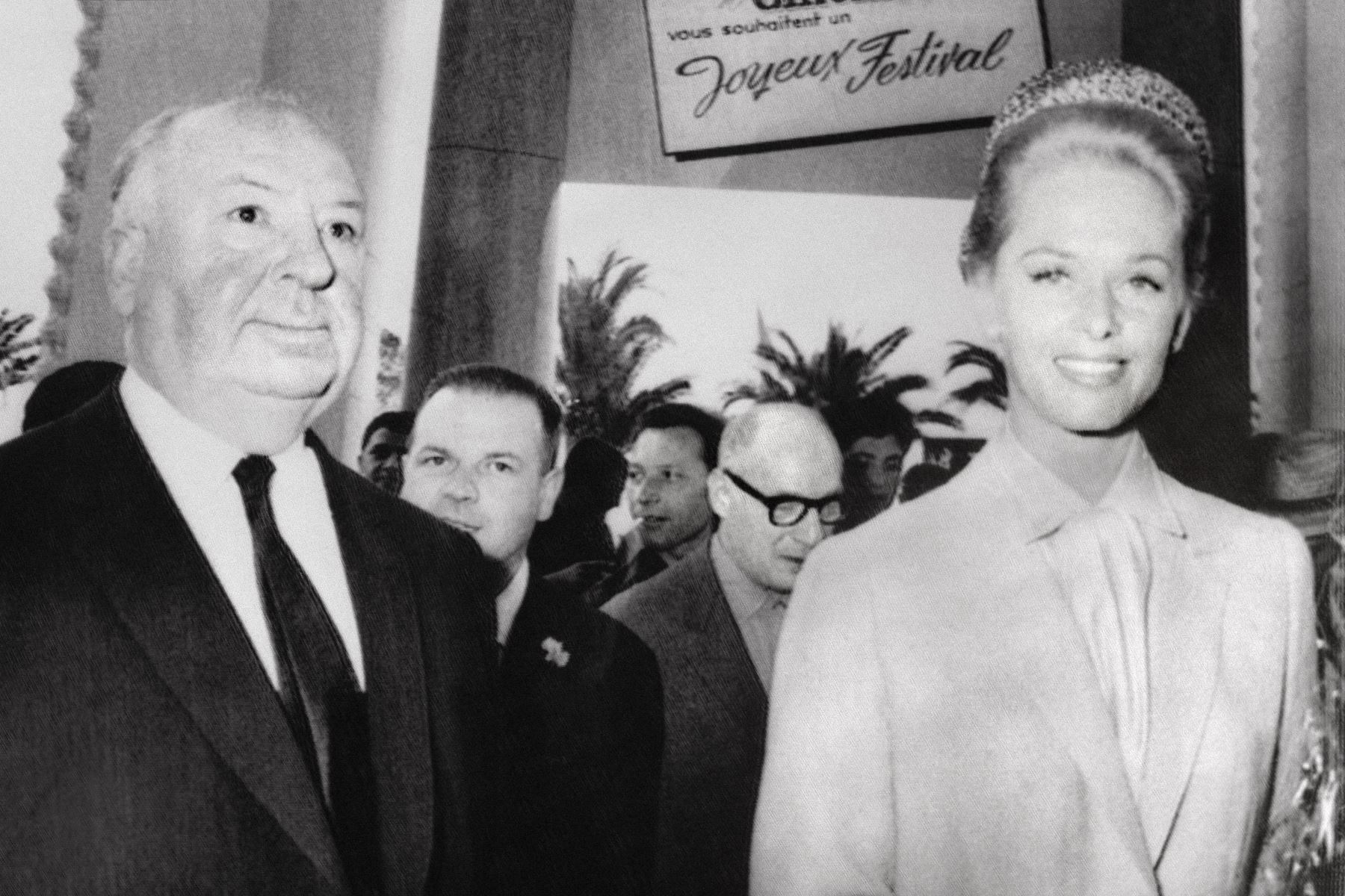 La foto tomada el 9 de mayo de 1963 muestra a la actriz estadounidense Tippi Hedren  y al director británico Alfred Hitchcock llegando a la inauguración del 16º Festival de Cine de Cannes. 
Foto: AFP