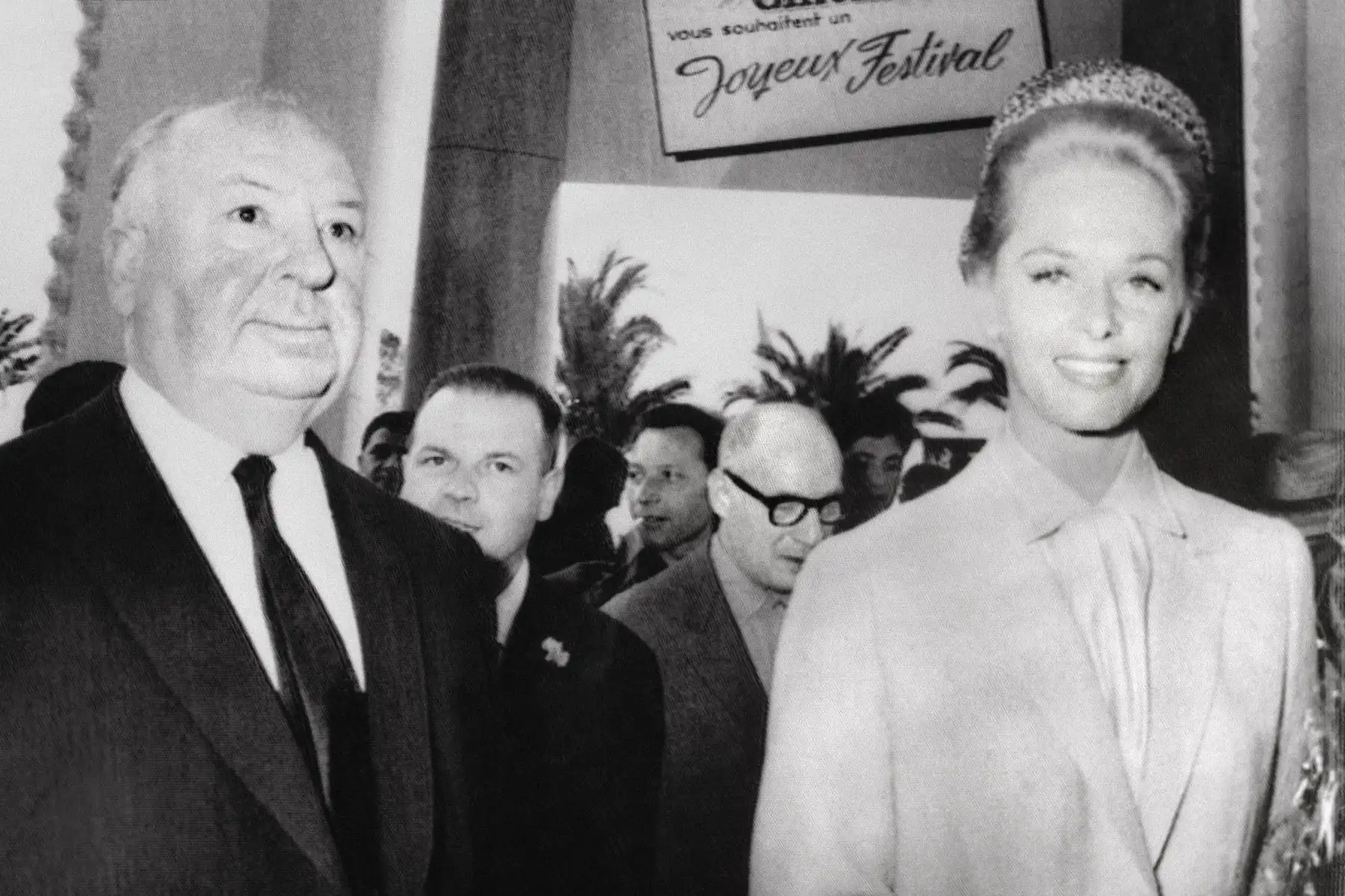 La foto tomada el 9 de mayo de 1963 muestra a la actriz estadounidense Tippi Hedren  y al director británico Alfred Hitchcock llegando a la inauguración del 16º Festival de Cine de Cannes. 
Foto: AFP