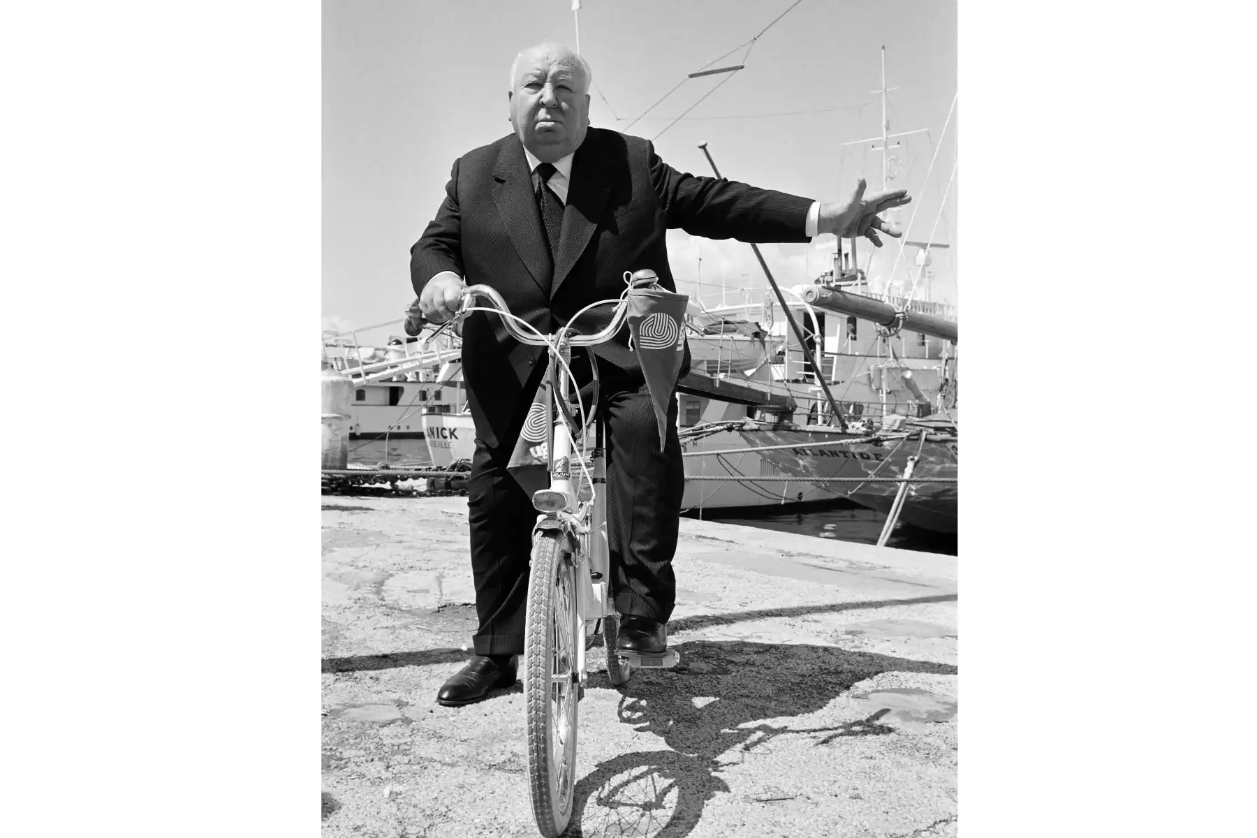 El director británico Alfred Hitchcock llega en bicicleta el 15 de mayo de 1972 al Festival Internacional de Cine de Cannes en Cannes.
Foto: AFP