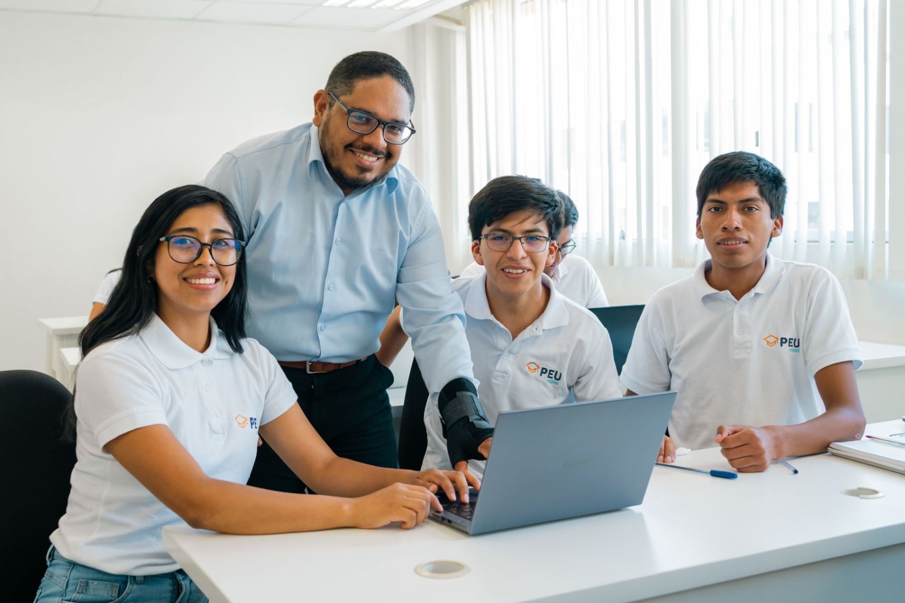 Osiptel otorgará becas integrales para estudiantes y recién egresados de Derecho, Ingeniería y Economía. Foto: ANDINA/Difusión