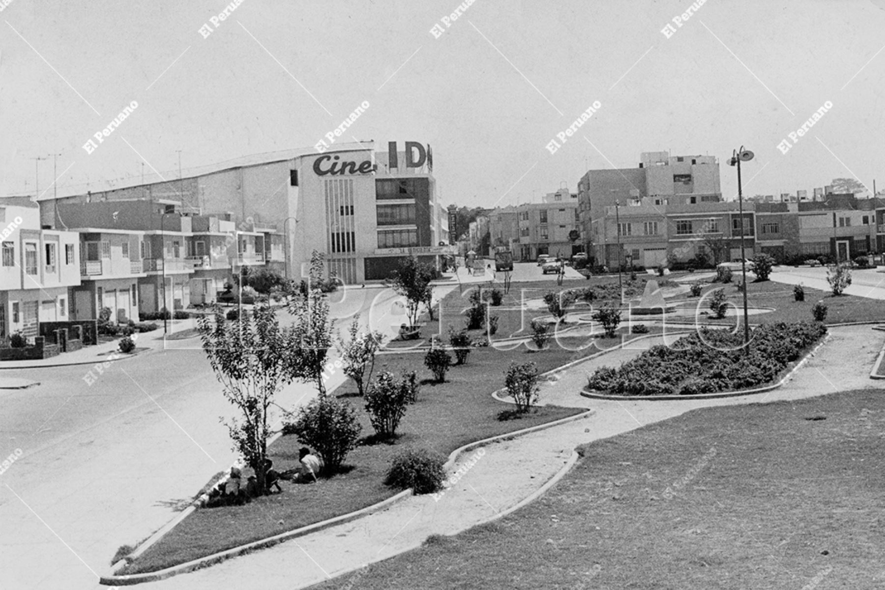 Lima - Década 1970 / Vista del parque Amoretti y del tradicional cine Ídolo de Pueblo Libre. Foto: Archivo Histórico de El Peruano