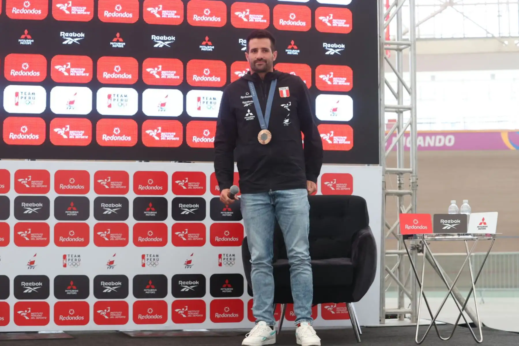 Stefano Peschiera, el joven velerista peruano que obtuvo la medalla de bronce en los juegos olímpicos de París 2024, brindó una conferencia de prensa en la Villa Deportiva Nacional (Videna) de San Luis. Foto: ANDINA/Juan Carlos Guzmán