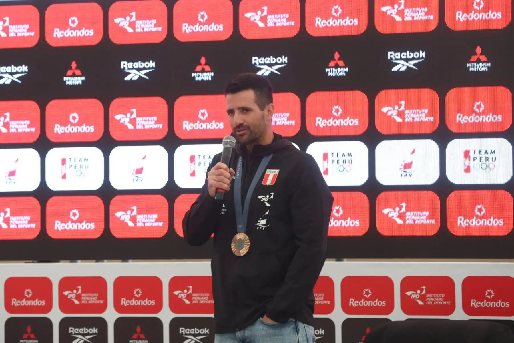 Stefano Peschiera, el joven velerista peruano que obtuvo la medalla de bronce en los juegos olímpicos de París 2024, brindó una conferencia de prensa en la Villa Deportiva Nacional (Videna) de San Luis. Foto: ANDINA/Juan Carlos Guzmán