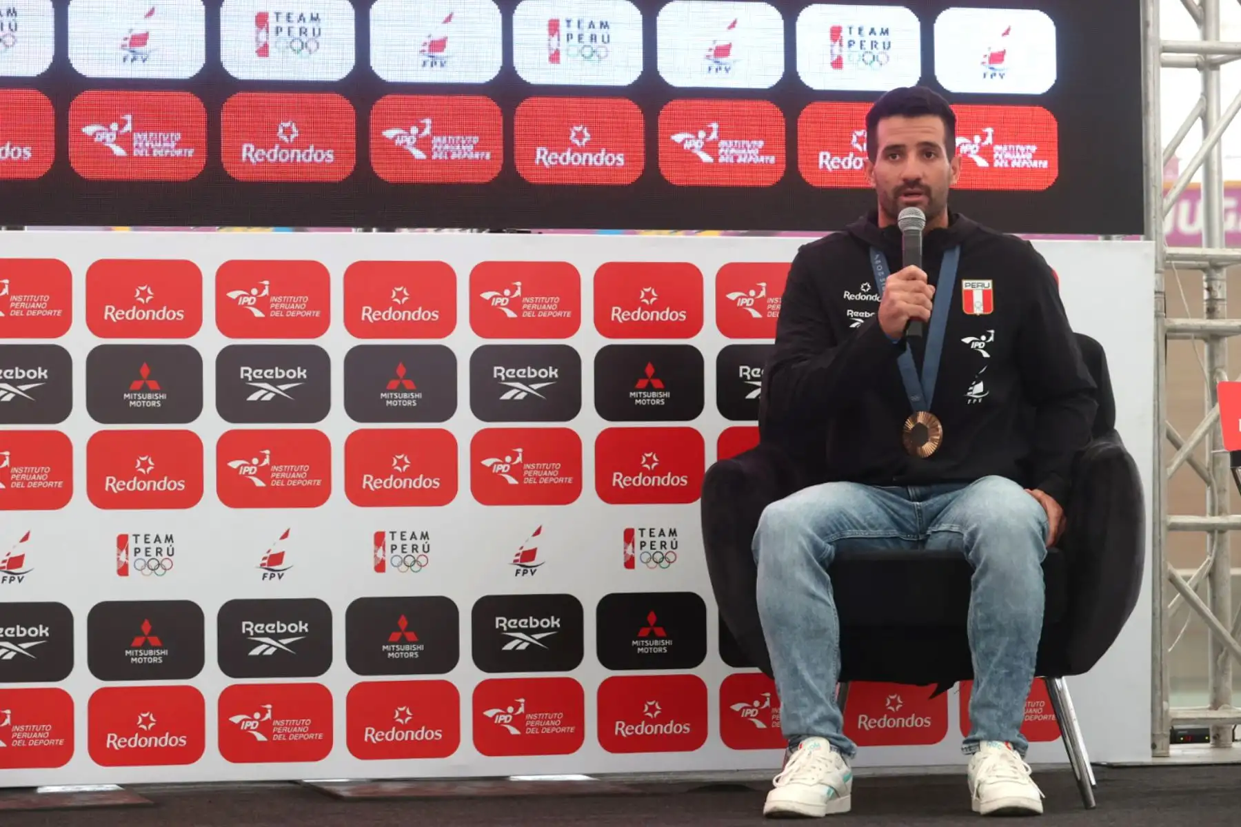 Stefano Peschiera, el joven velerista peruano que obtuvo la medalla de bronce en los juegos olímpicos de París 2024, brindó una conferencia de prensa en la Villa Deportiva Nacional (Videna) de San Luis. Foto: ANDINA/Juan Carlos Guzmán