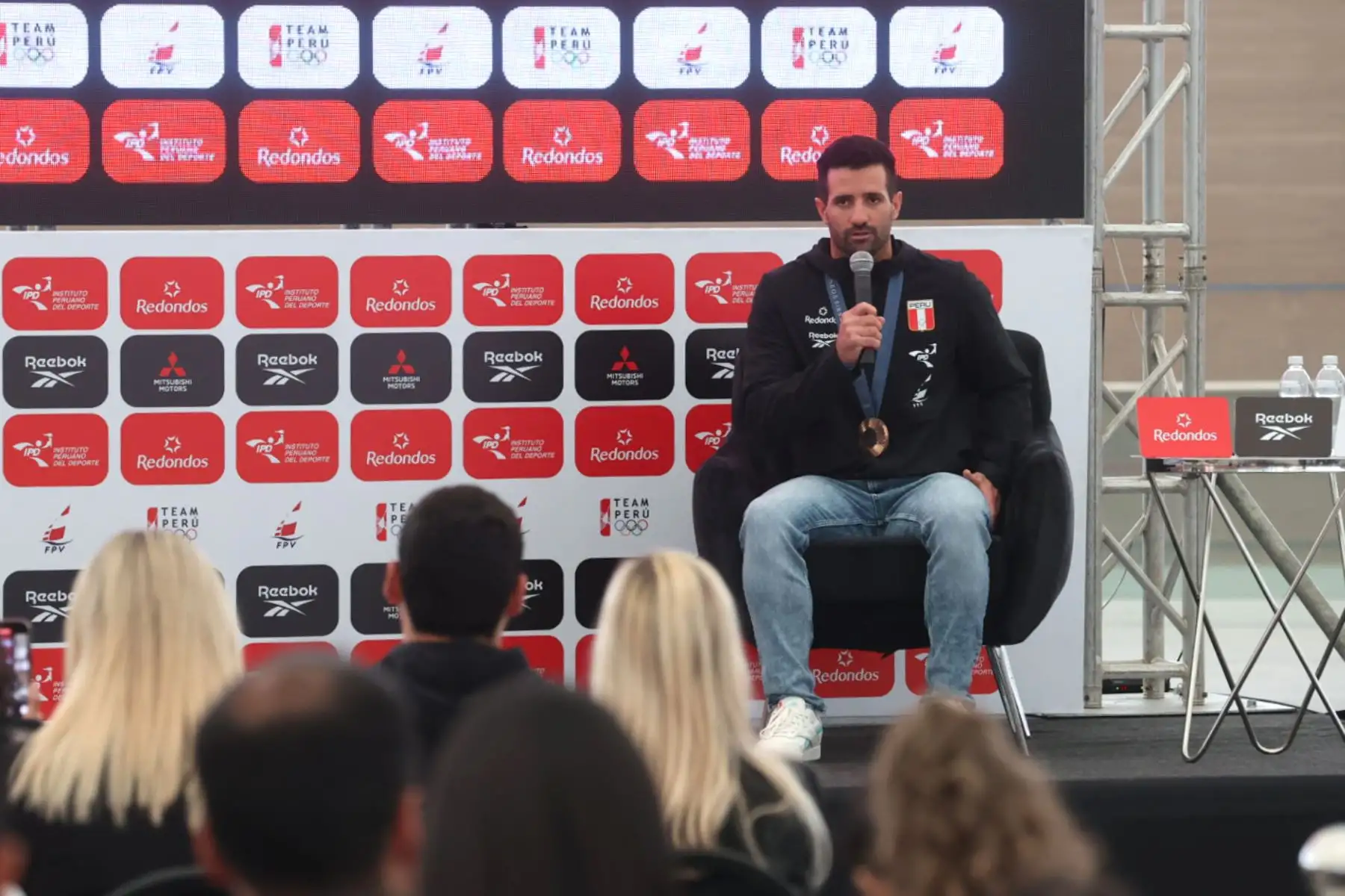 Stefano Peschiera, el joven velerista peruano que obtuvo la medalla de bronce en los juegos olímpicos de París 2024, brindó una conferencia de prensa en la Villa Deportiva Nacional (Videna) de San Luis. Foto: ANDINA/Juan Carlos Guzmán