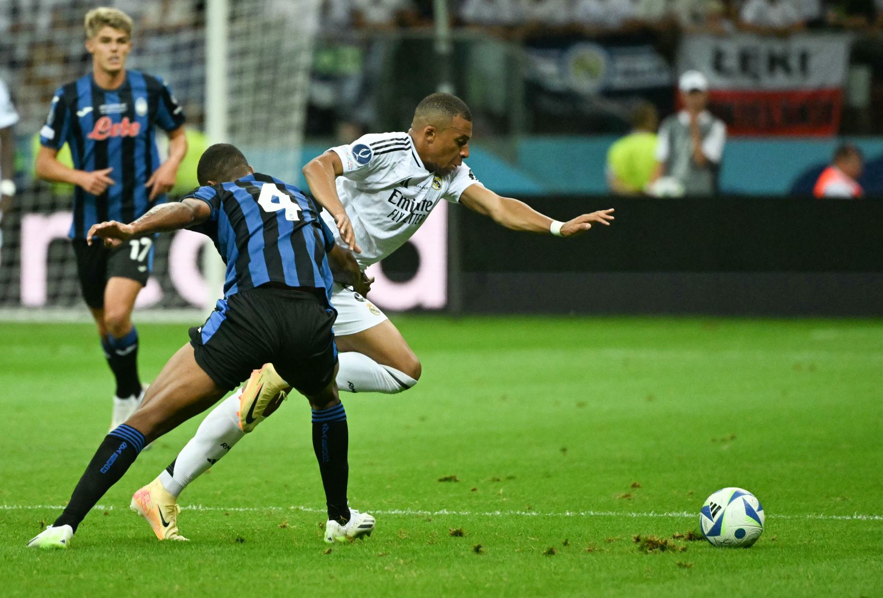 El defensor sueco del Atalanta  Isak Hien  y el delantero francés del Real Madrid  Kylian Mbappe disputan el balón durante el partido de fútbol de la Supercopa de la UEFA entre el Real Madrid y el Atalanta BC en Varsovia. Foto: AFP