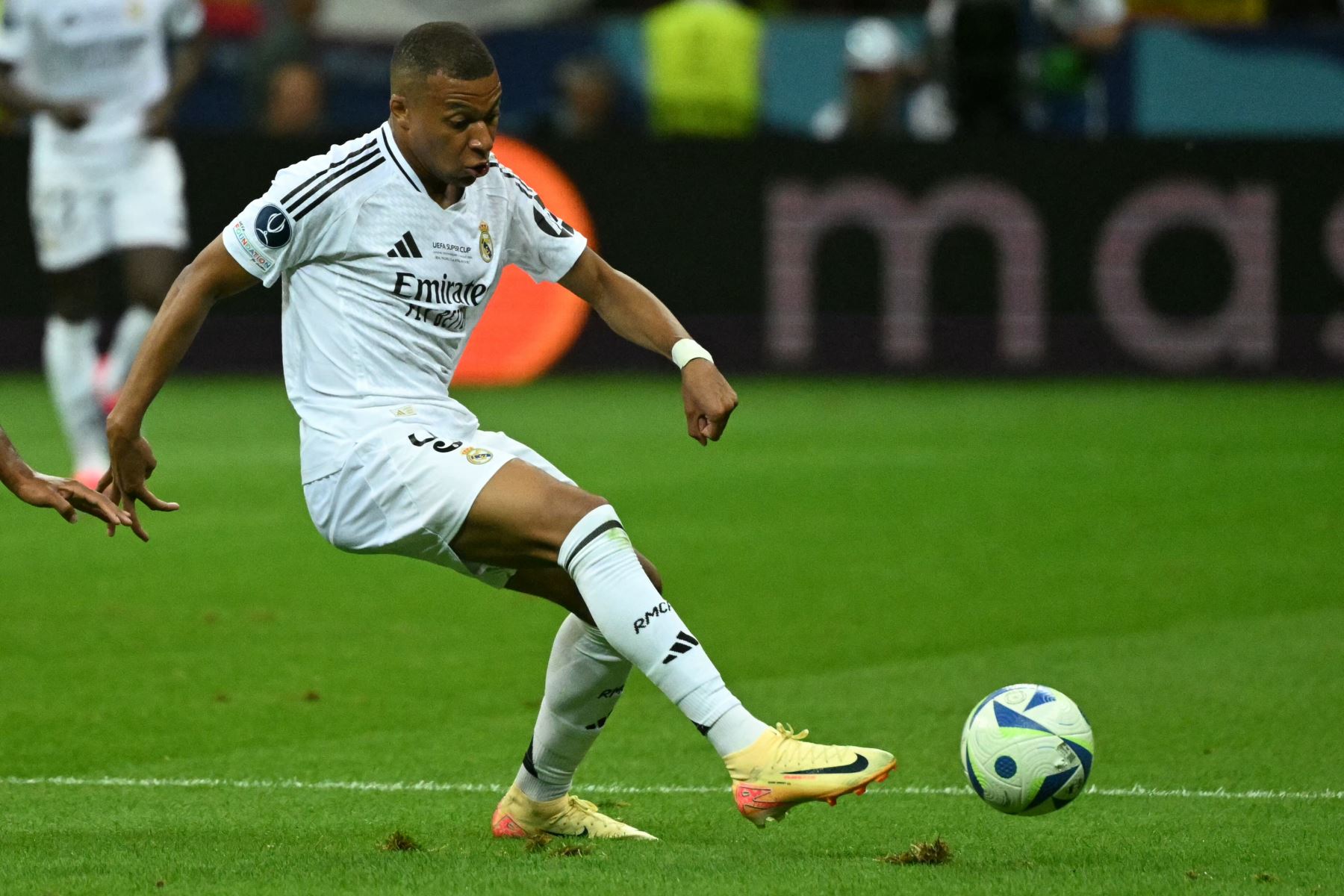 El delantero francés del Real Madrid Kylian Mbappé juega el balón durante el partido de fútbol de la Supercopa de la UEFA entre el Real Madrid y el Atalanta BC en Varsovia. AFP