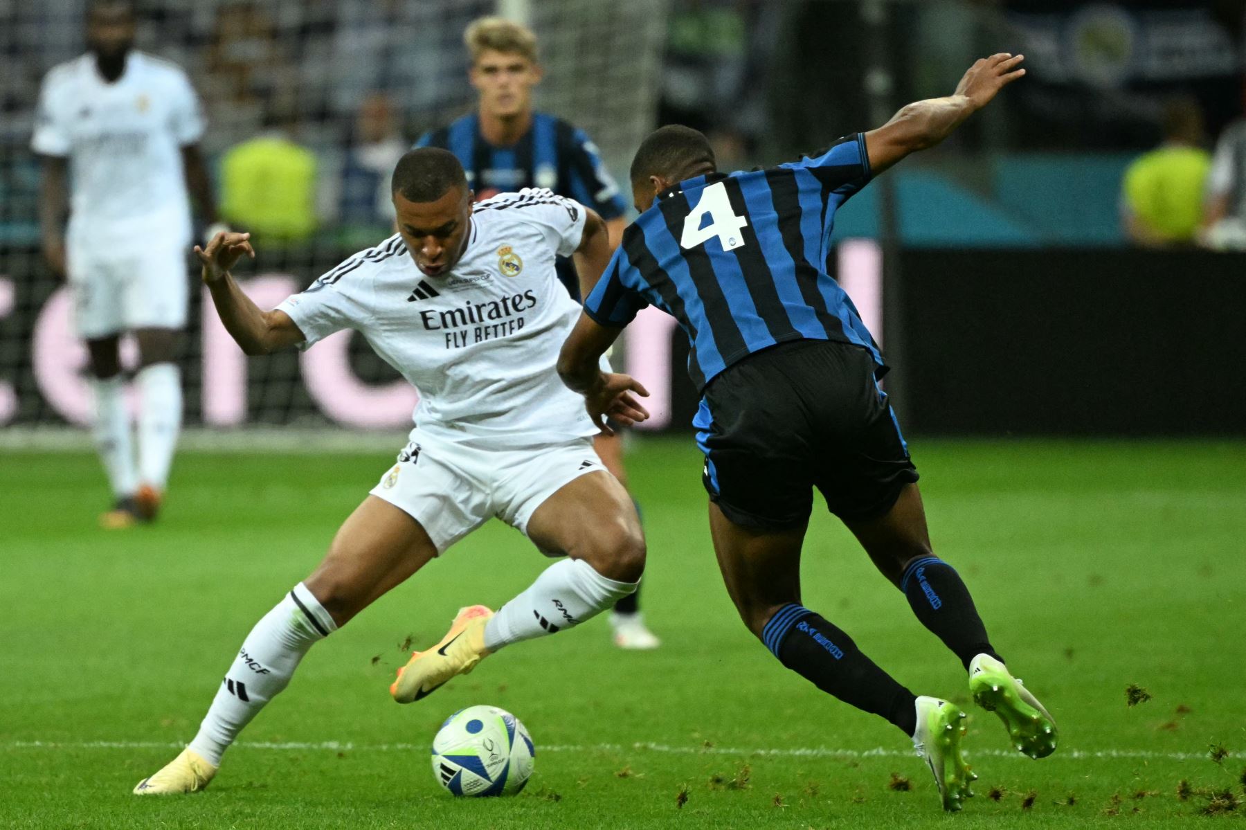 El defensor sueco del Atalanta  Isak Hien  y el delantero francés del Real Madrid  Kylian Mbappé compiten por el balón durante el partido de fútbol de la Supercopa de la UEFA entre el Real Madrid y el Atalanta BC en Varsovia. AFP