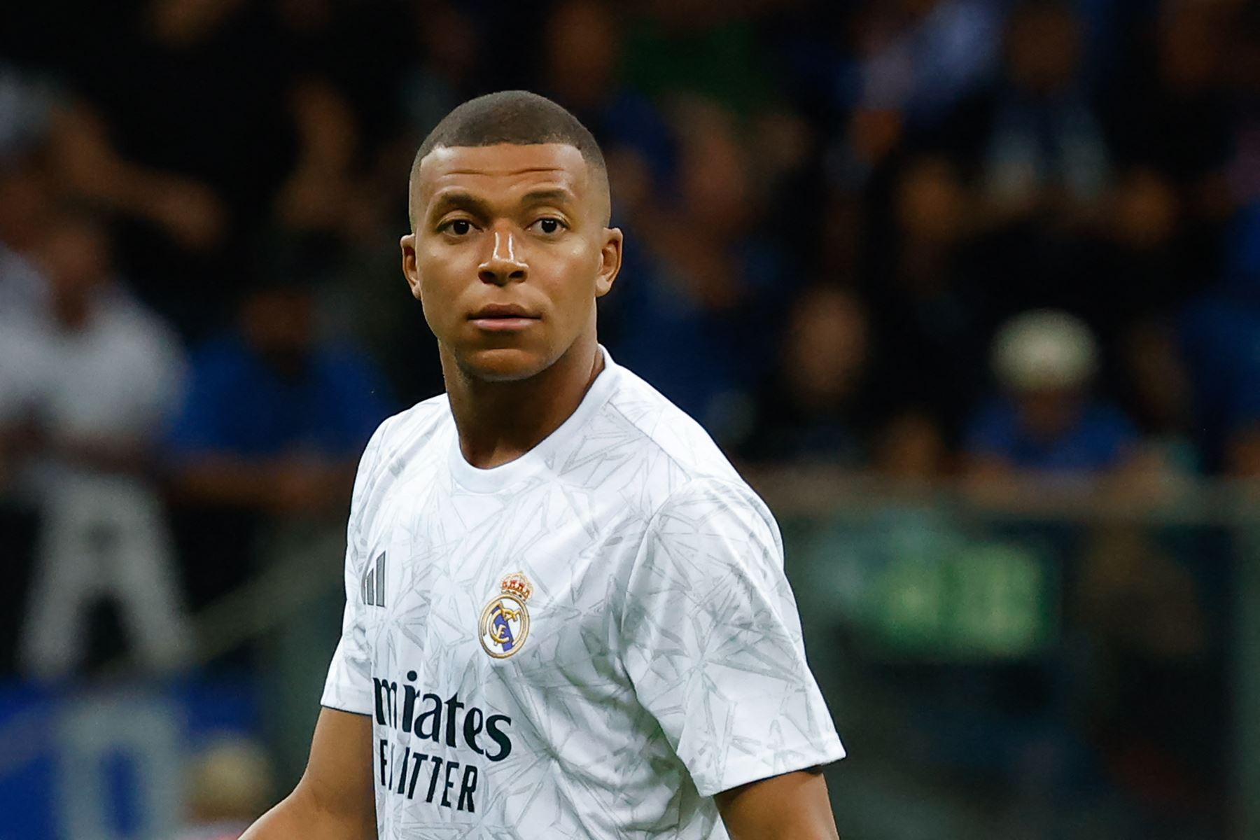 El delantero francés del Real Madrid Kylian Mbappé mira durante el calentamiento previo al partido de fútbol de la Supercopa de la UEFA entre el Real Madrid y el Atalanta BC en Varsovia AFP