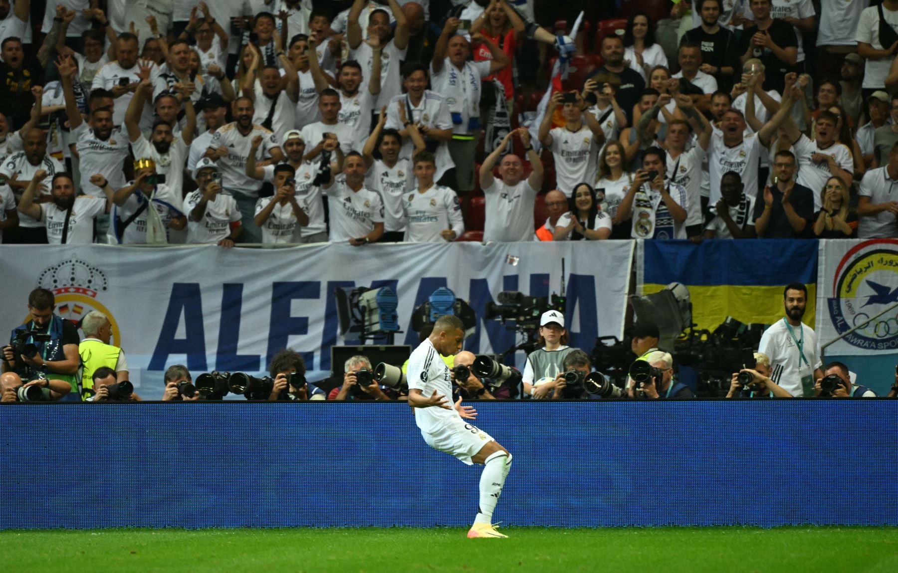 El delantero francés del Real Madrid  Kylian Mbappé celebra el gol durante el partido de fútbol de la Supercopa de la UEFA entre el Real Madrid y el Atalanta BC en Varsovia.