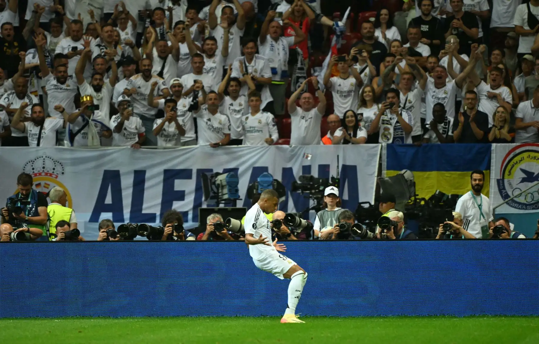 El delantero francés del Real Madrid  Kylian Mbappé celebra el gol durante el partido de fútbol de la Supercopa de la UEFA entre el Real Madrid y el Atalanta BC en Varsovia.