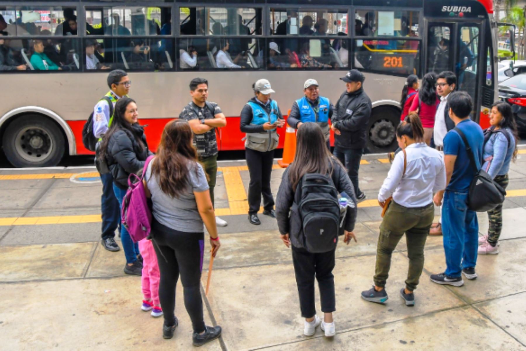 Conoce cómo proceder si un sismo te sorprende viajando en el transporte público. Foto: ANDINA/Difusión.