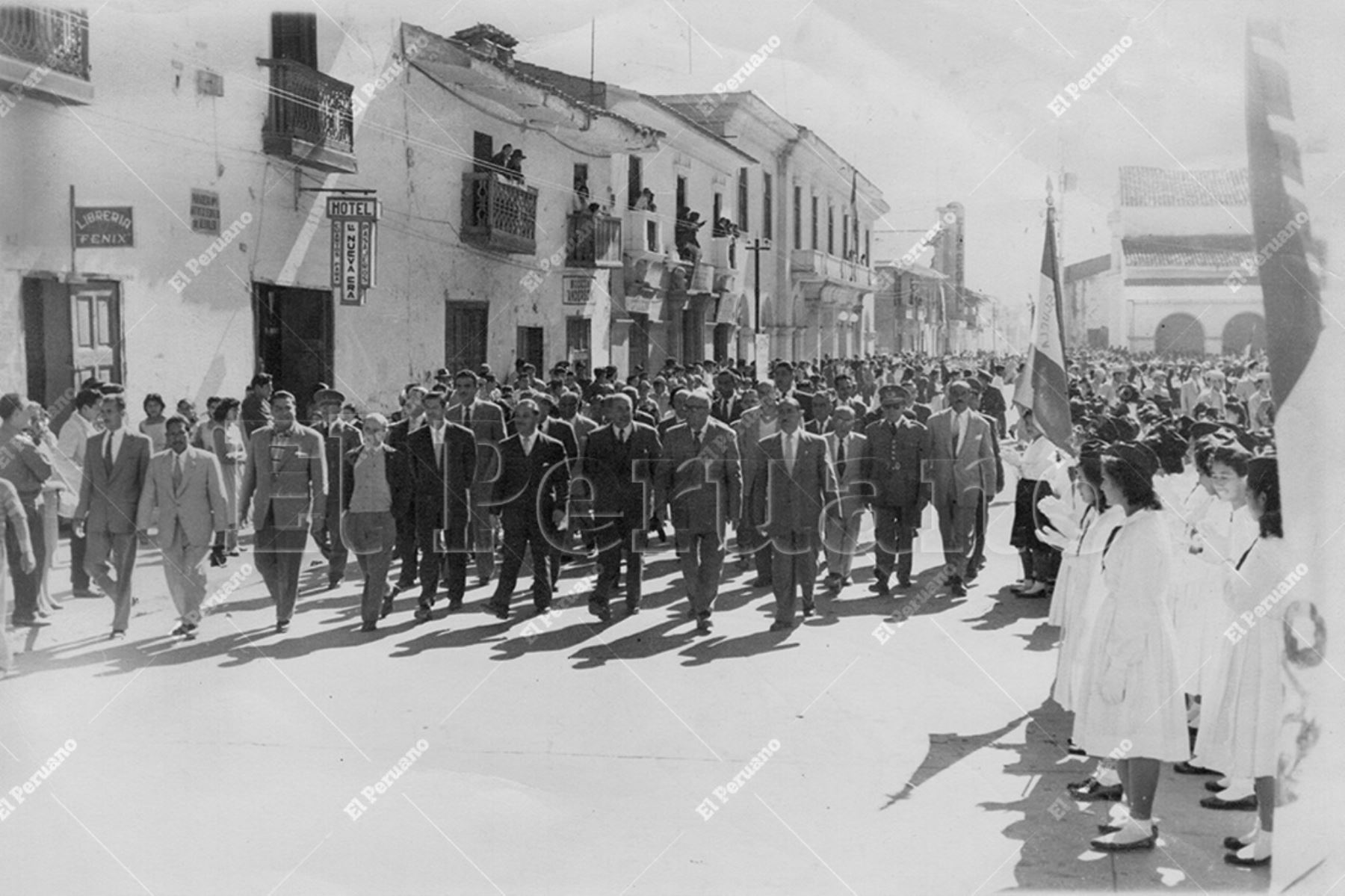 Huánuco - 24 junio 1958 / Una delegación de congresistas que asistió a una exposición agropecuaria desfila por la plaza principal de Huánuco. Foto: Archivo Histórico de El Peruano