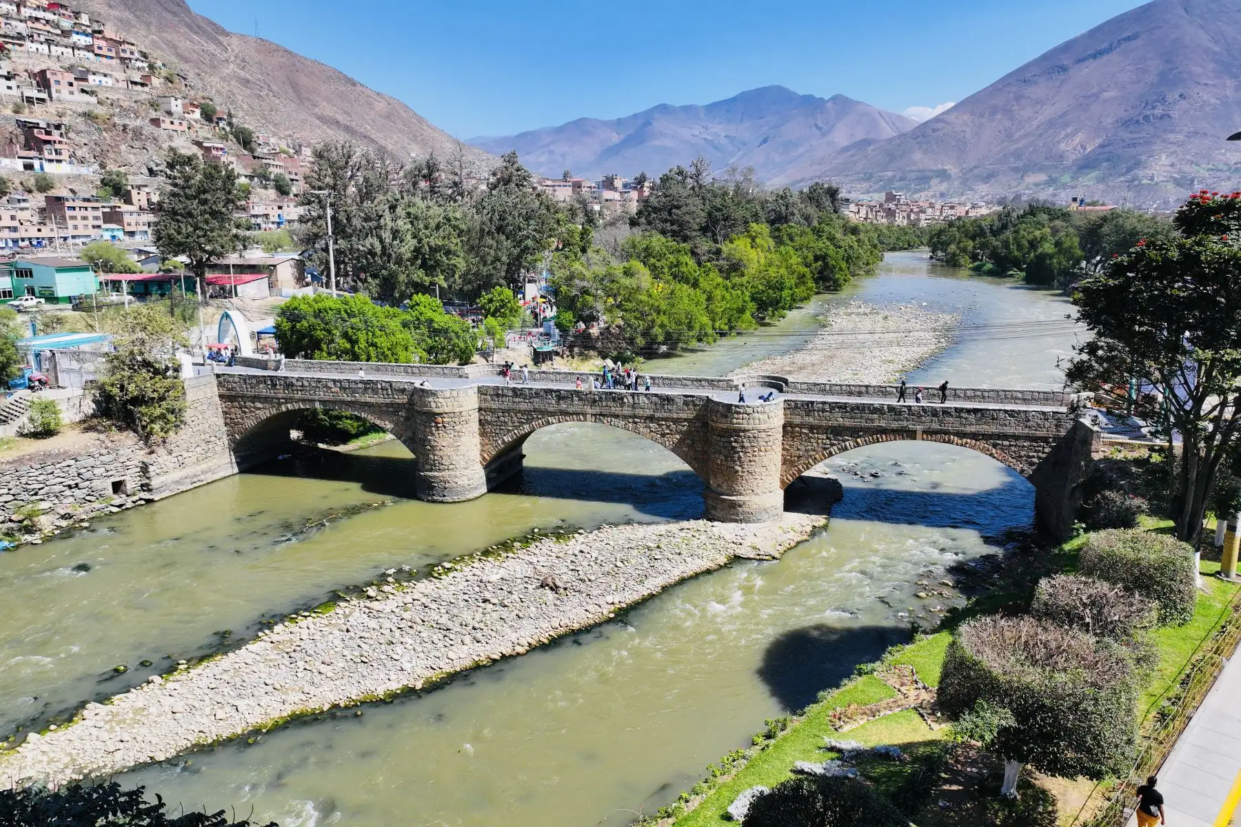 La feria se encuentra a orillas del río Huallaga, al costado del emblemático puente colonial Calicanto, uno de los más importantes y antiguos de la región. Foto:ANDINA/Braian Reyna