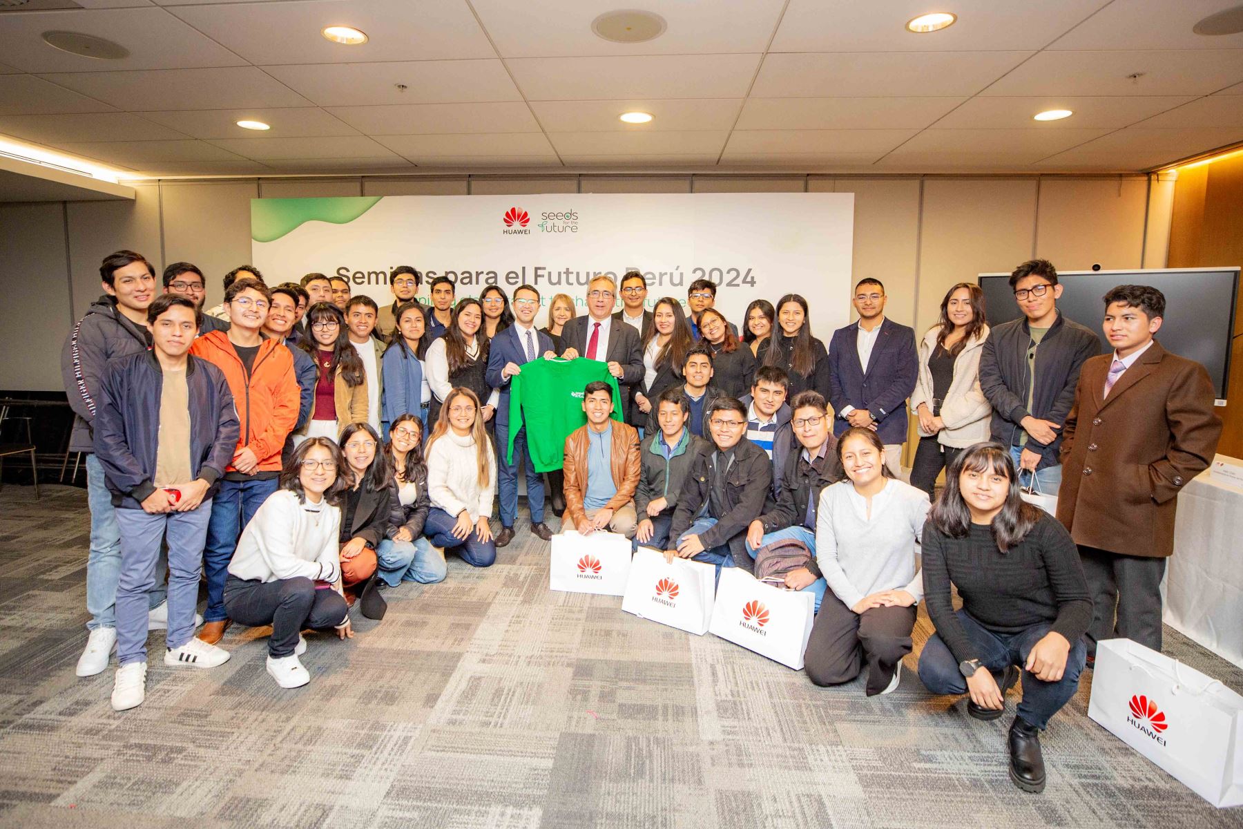 Esta iniciativa, enmarcada en el reciente convenio de cooperación entre el Estado peruano y Huawei, busca fomentar el desarrollo del talento local en el ámbito de las TIC y acercar a los jóvenes universitarios a las últimas tendencias tecnológicas.