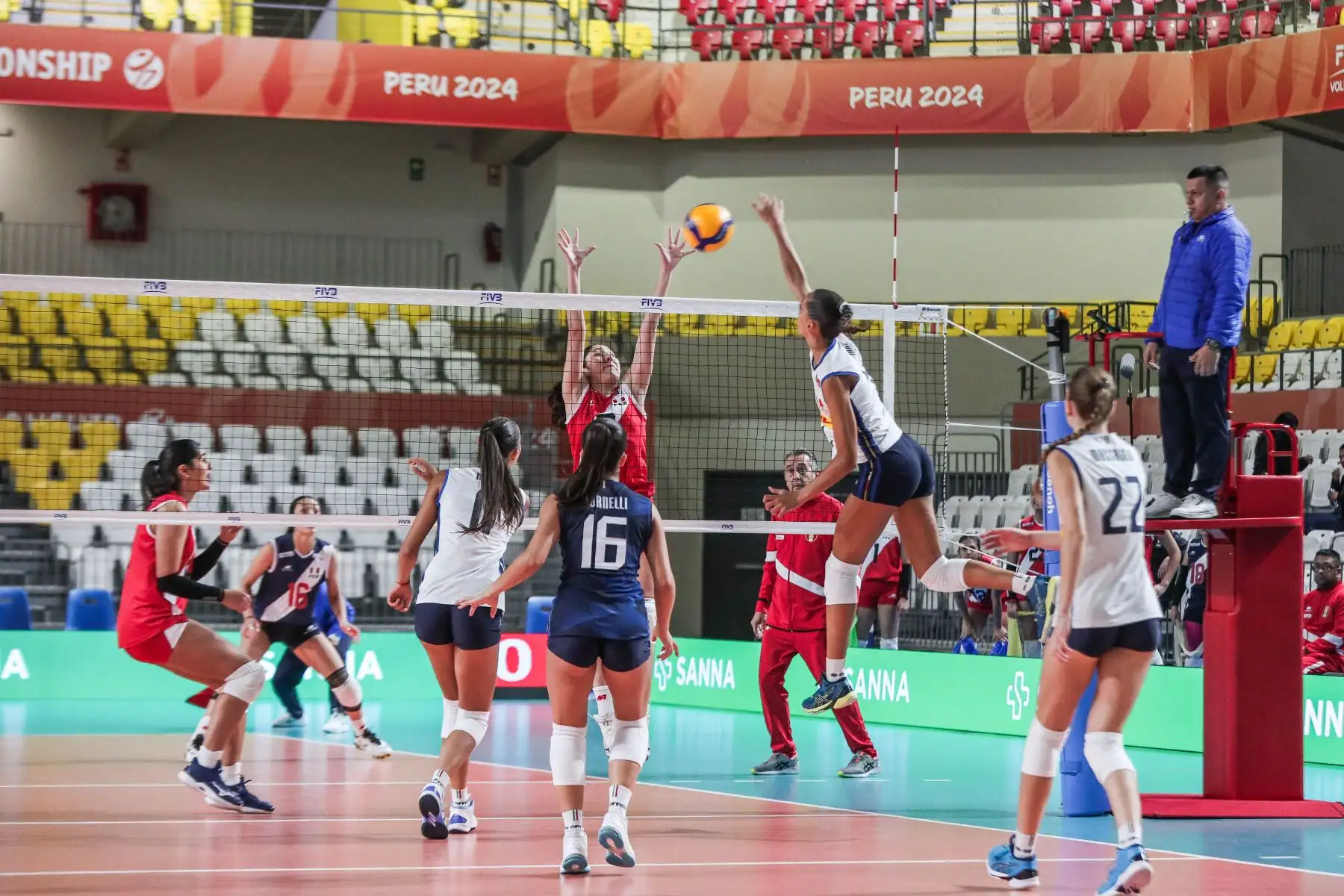 La selección peruana de vóley sub-17 se enfrenta a Italia en un partido amistoso con sede en el Polideportivo Legado de Villa El Salvador. Foto: ANDINA/ Connie Calderon