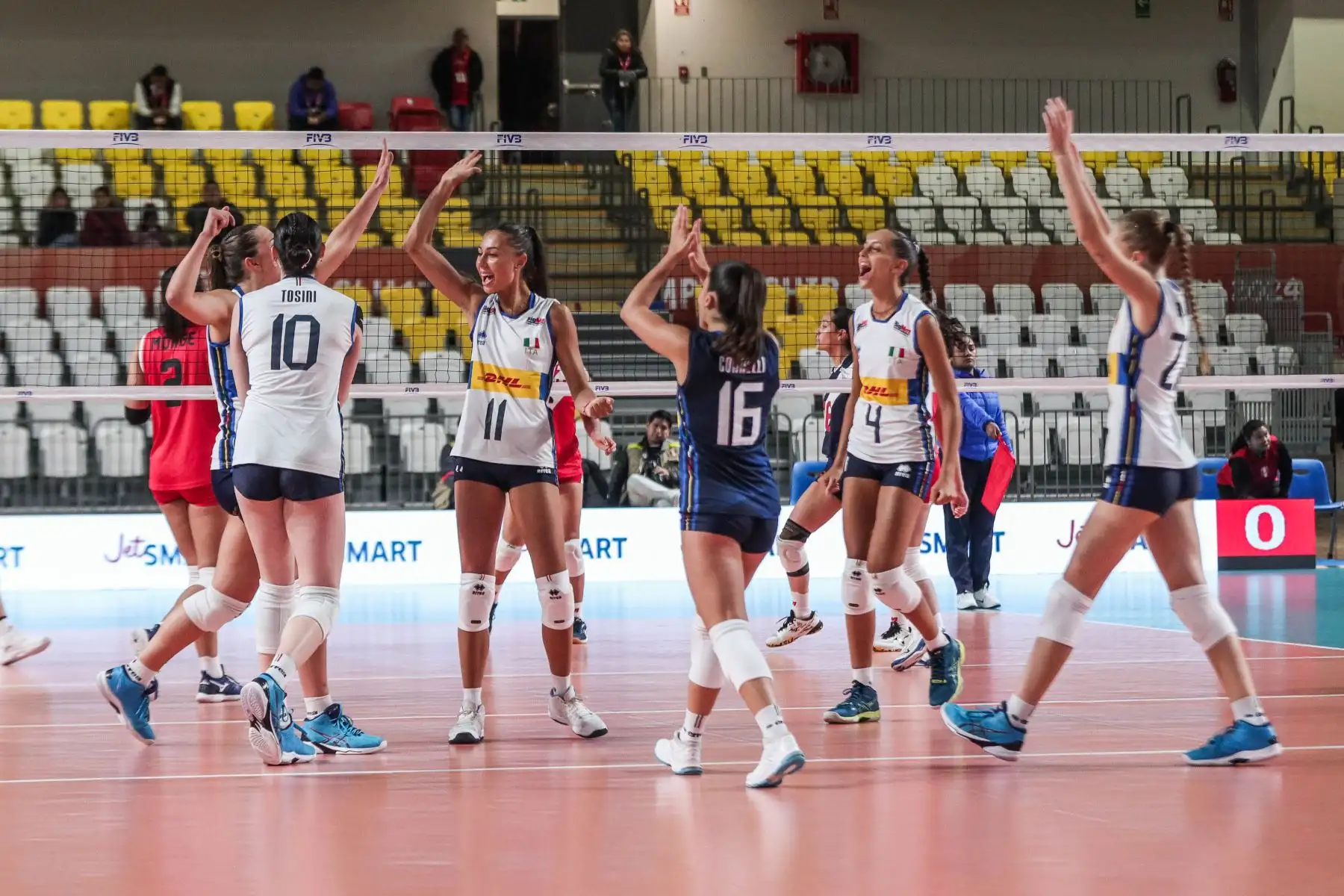 El equipo italiano celebra sus aciertos durante el partido con la bicolor en el Polideportivo Legado de Villa El Salvador. Foto: ANDINA/ Connie Calderon