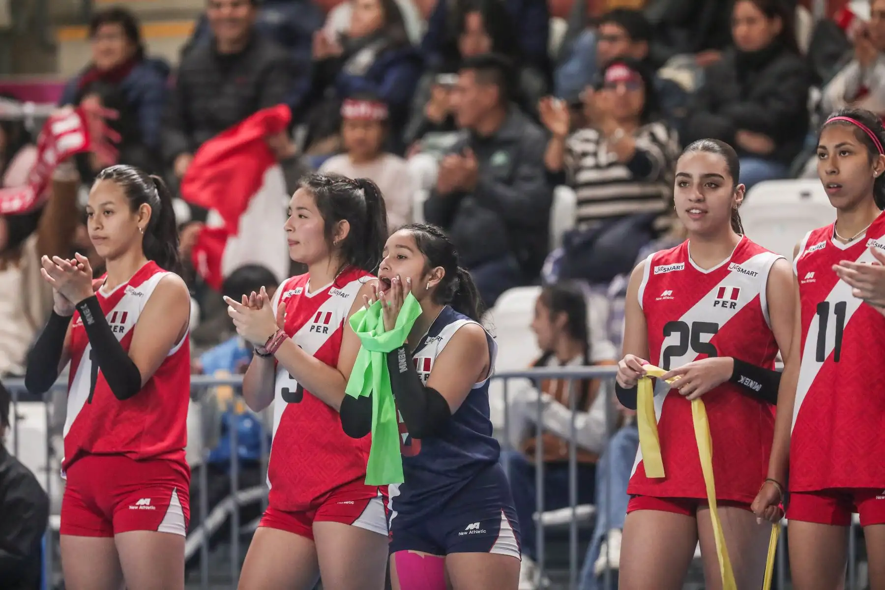 Desde el banco, jugadoras del equipo peruano alientan a sus compañeras en la cancha. Foto: ANDINA/ Connie Calderon
