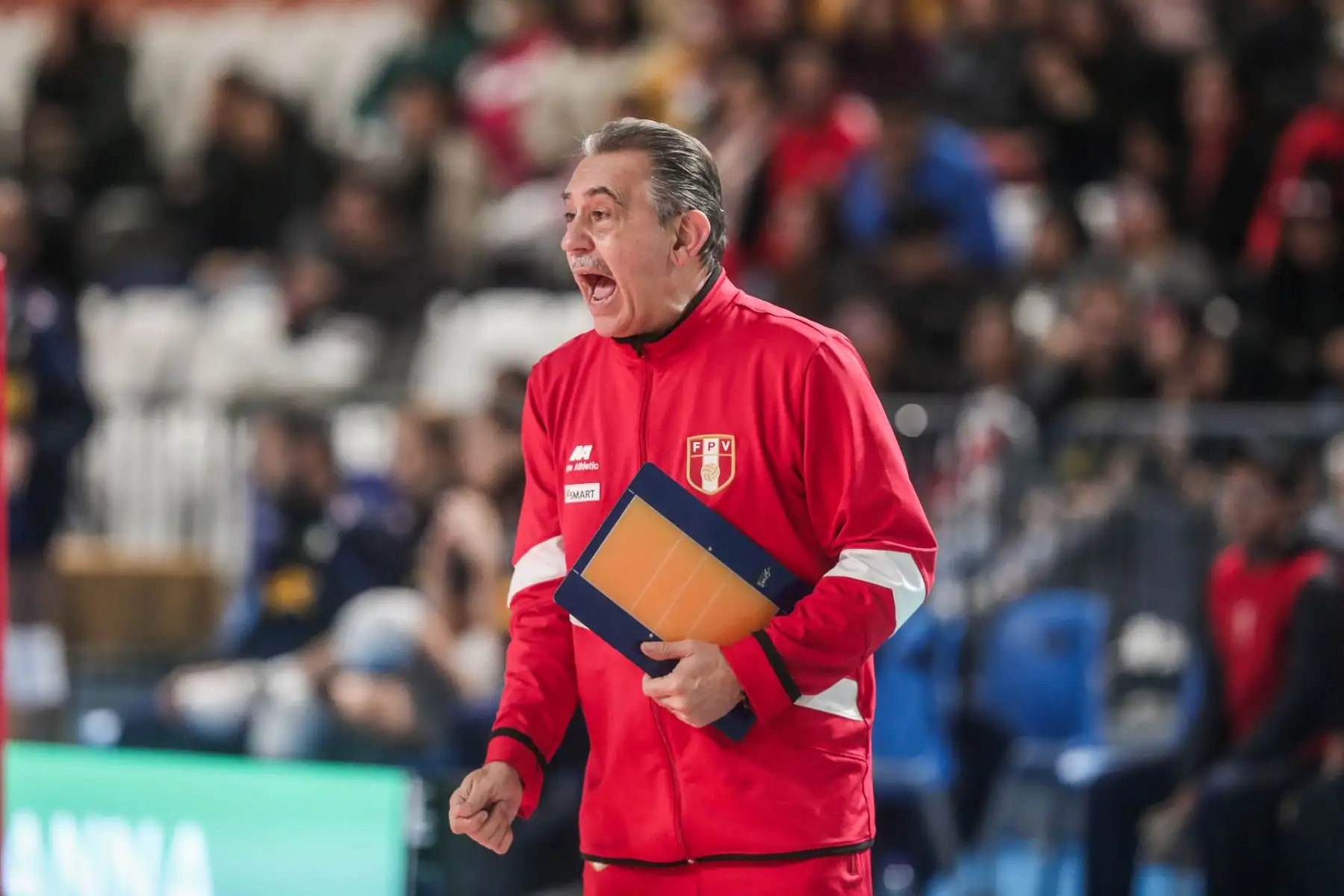 Antonio Rizola, entrenador de la selección peruana de vóley sub-17, dirige al equipo durante el partido. Foto: ANDINA/ Connie Calderon