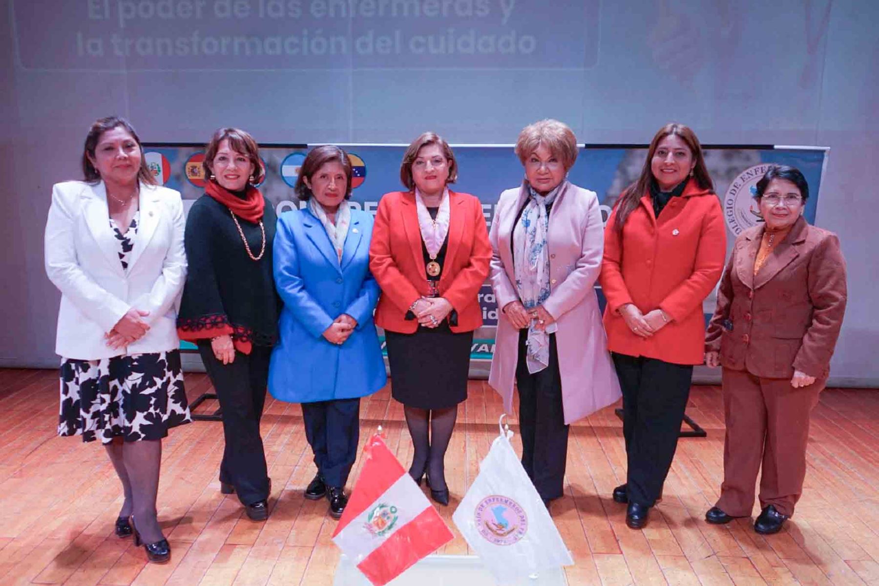 Debaten necesidad de fortalecer capacidades del profesional de la enfermería en el Perú.