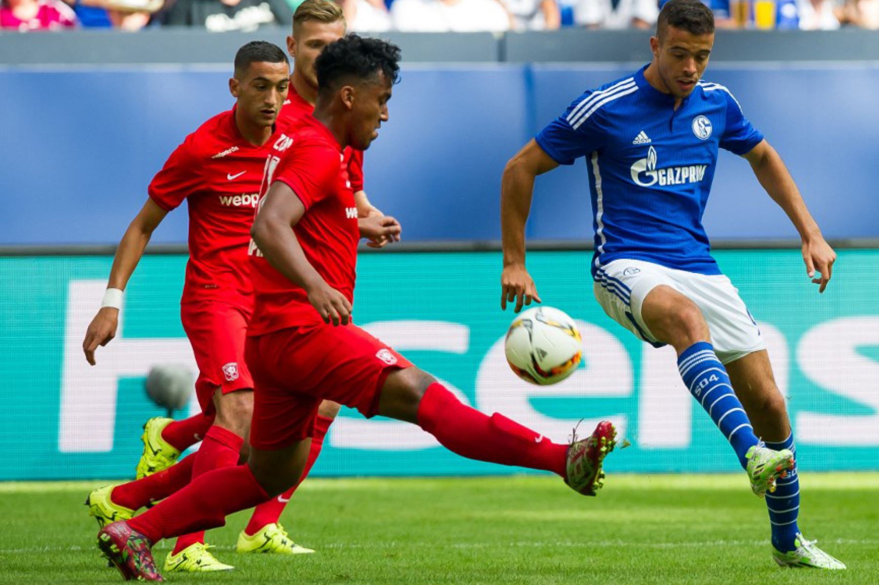 2016. El centrocampista peruano del FC Twente, Renato Tapia. Foto: AFP