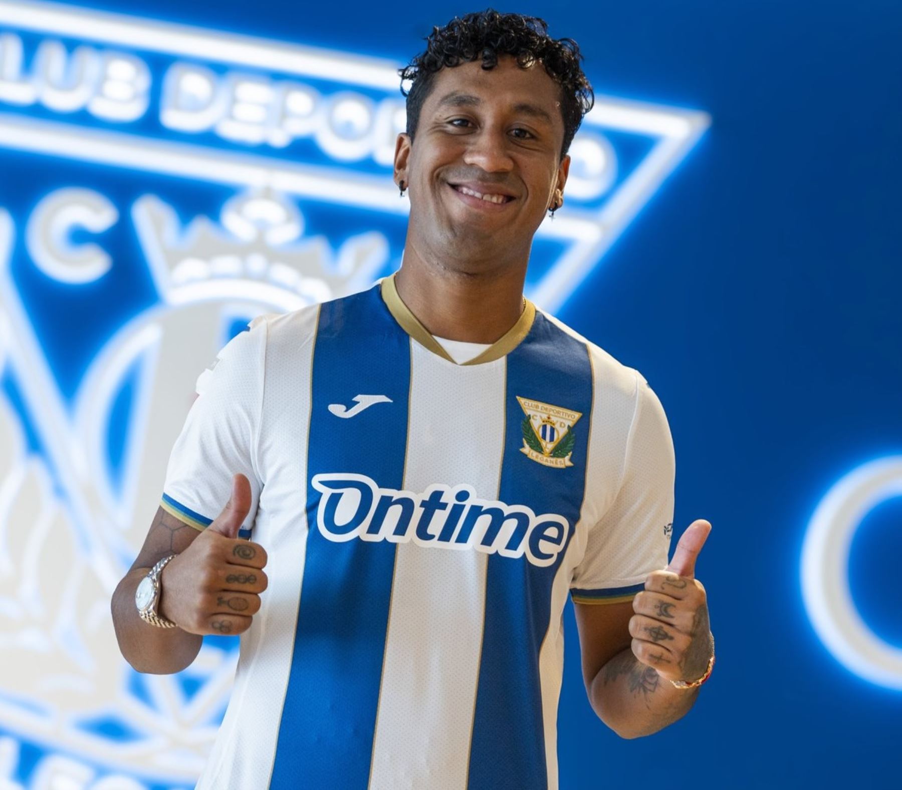 Renato Tapia luce la camiseta de su nuevo club, el CD Leganés de España