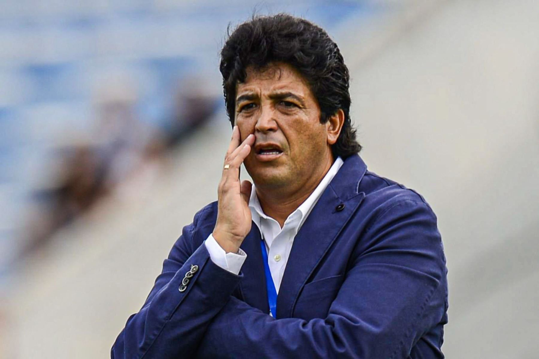 Víctor Rivera dirigiendo a la selección peruana U-20 en el estadio Centenario de Montevideo.