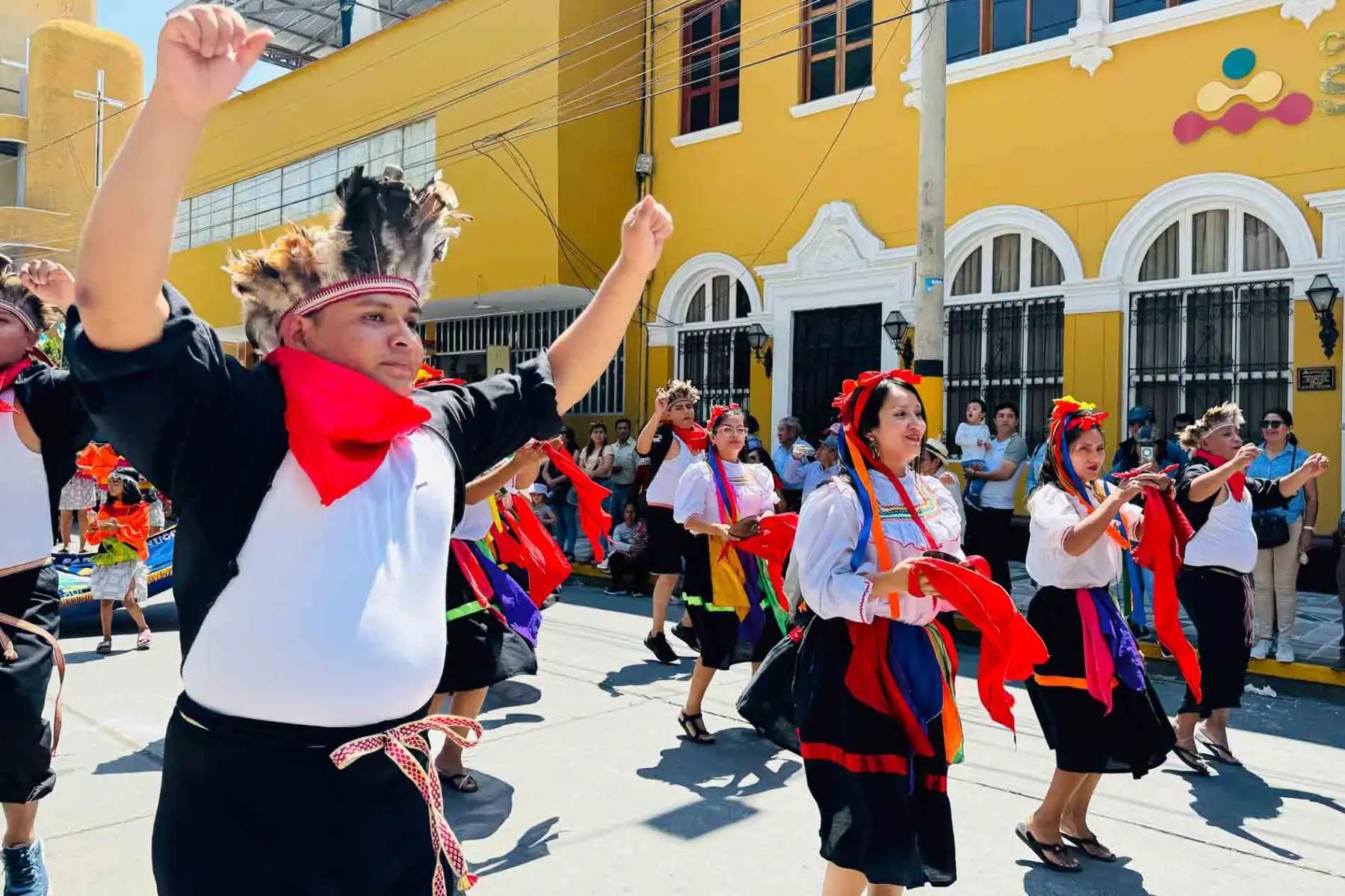 Más de 60 delegaciones entre instituciones públicas y privadas participan en el tradicional desfile folclórico.
 Foto: ANDINA/Braian Reyna