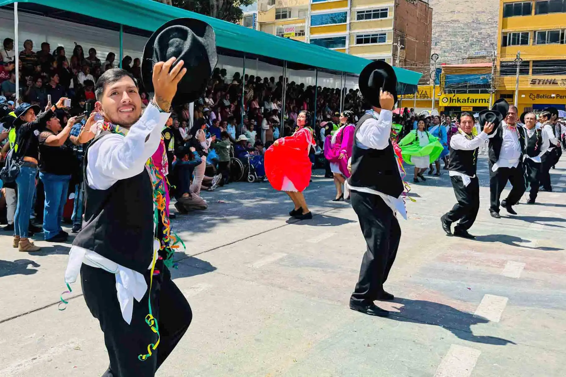 Más de 60 delegaciones entre instituciones públicas y privadas participan en el tradicional desfile folclórico.
 Foto: ANDINA/Braian Reyna