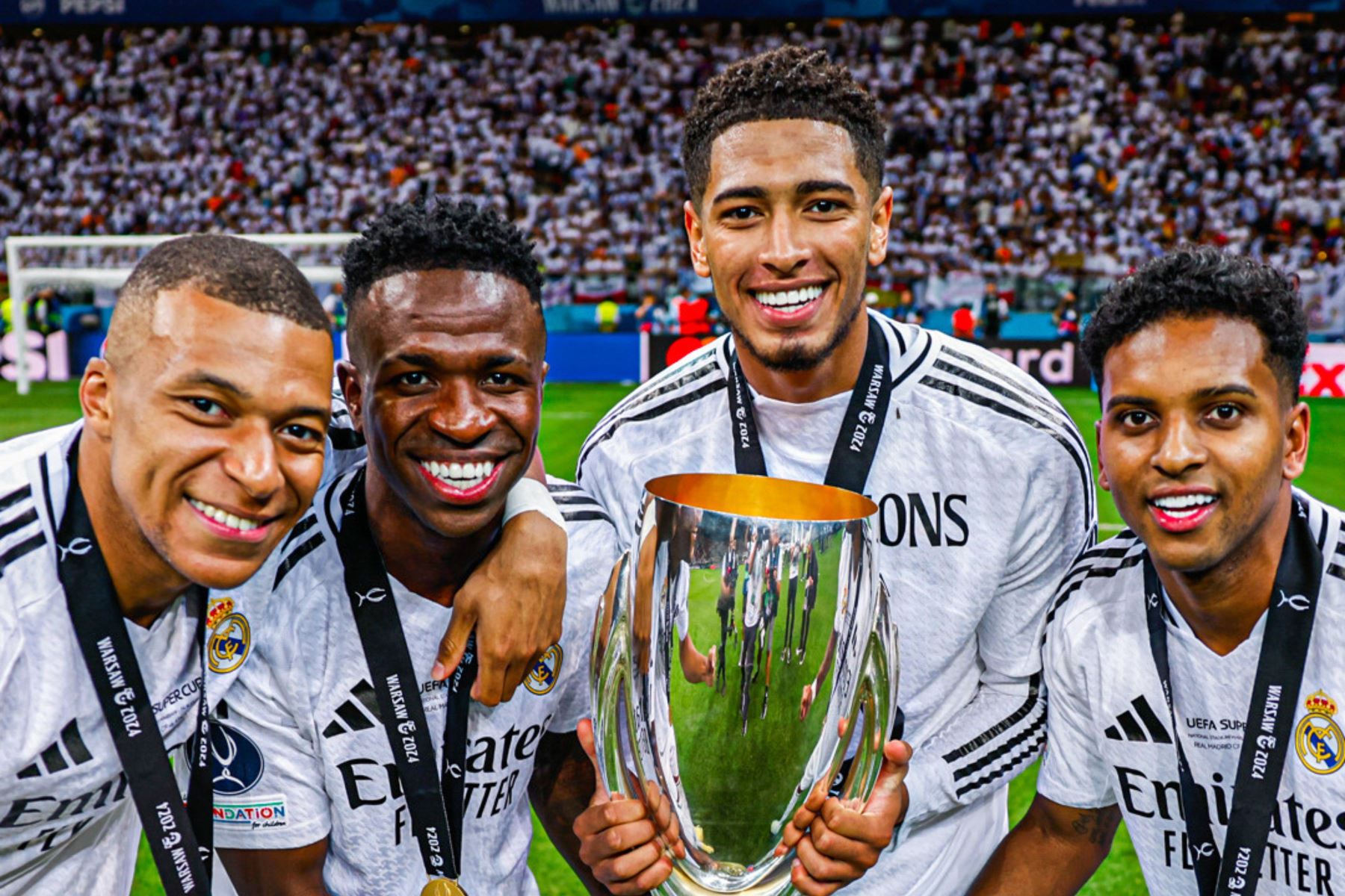 Mbappé, Vinicius, Bellingham y Rodrigo celebrando el campeonato de la Supercopa con el Real Madrid.