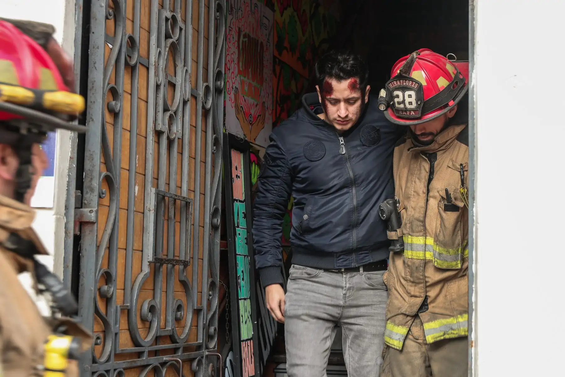 Cuerpo de Bomberos rescata a personas afectadas en el segundo piso de un edificio. Foto: ANDINA/ Connie Calderon