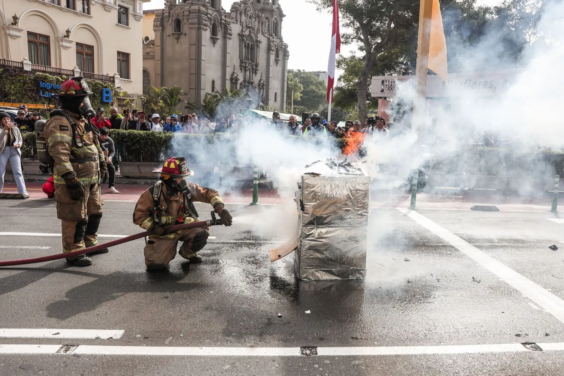 Segundo Simulacro Nacional
Multipeligro con participación de la Fuerza Aérea del Perú, Cuerpo de Bomberos y equipo de rescate de la PNP, se lleva a cabo en el distrito de Miraflores. Foto: ANDINA/ Connie Calderon