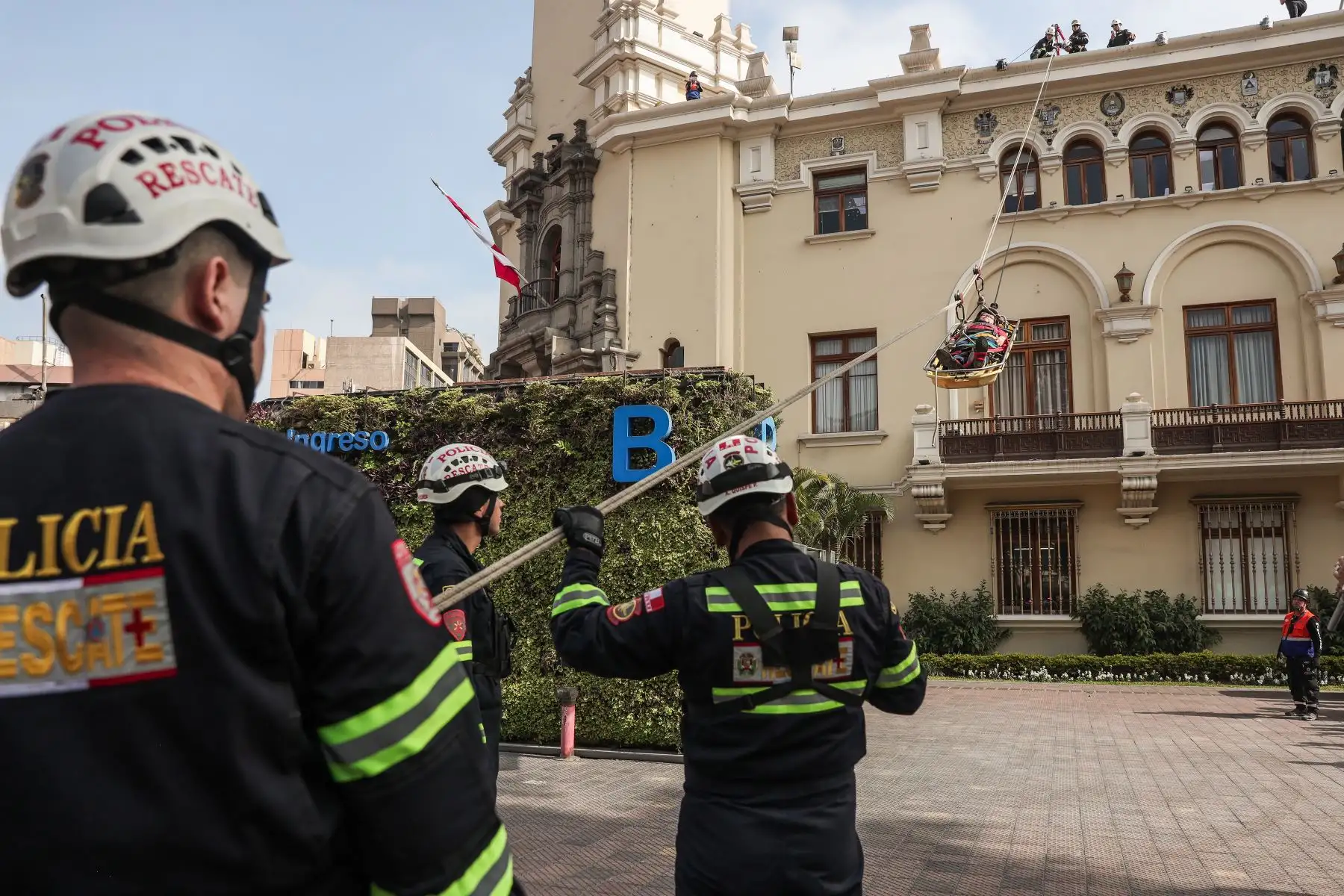 PNP rescata con una tirolina a una víctima atrapada en la terraza del Palacio Municipal de Miraflores. Foto: ANDINA/ Connie Calderon