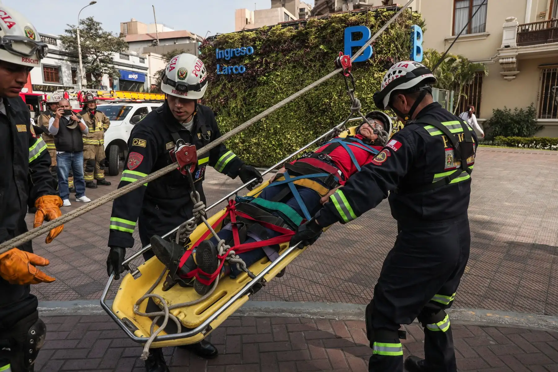 PNP rescata con una tirolina a una víctima atrapada en la terraza del Palacio Municipal de Miraflores. Foto: ANDINA/ Connie Calderon