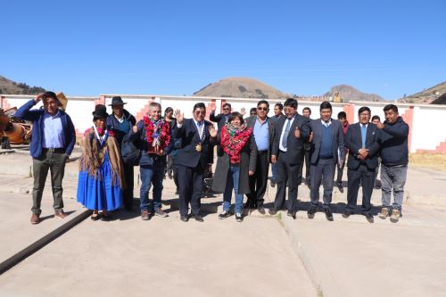 Viceministra de Hidrocarburos, Iris Cárdenas, junto al alcalde de la Municipalidad Provincial de Chucuito - Juli, Víctor Anchapuri, evaluó un terreno de más de 7,000 metros cuadrados, para planta de regasificación de GNL. Foto: Cortesía.