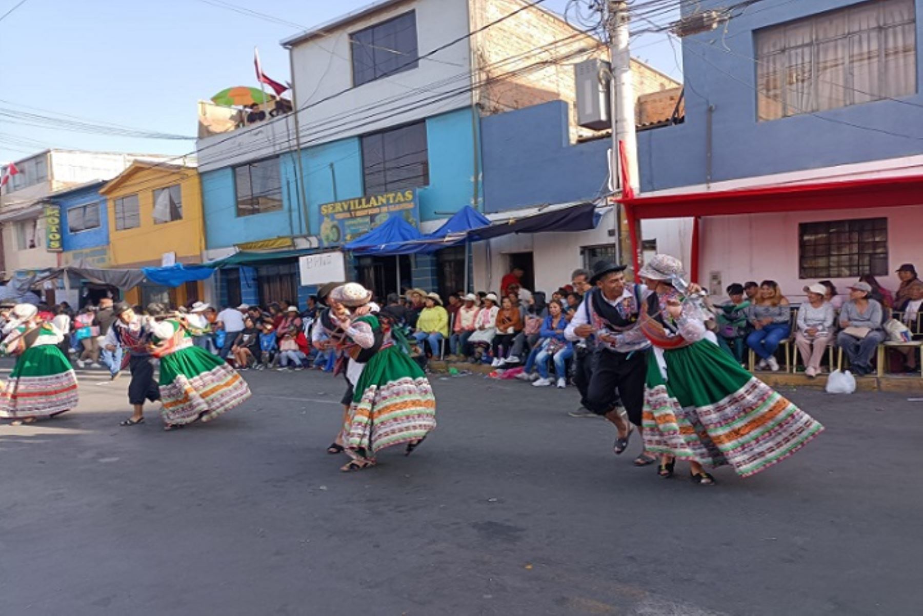 El desfile se inició al promediar las 10:00 de la mañana y se estima culmine a las 19:00 horas.