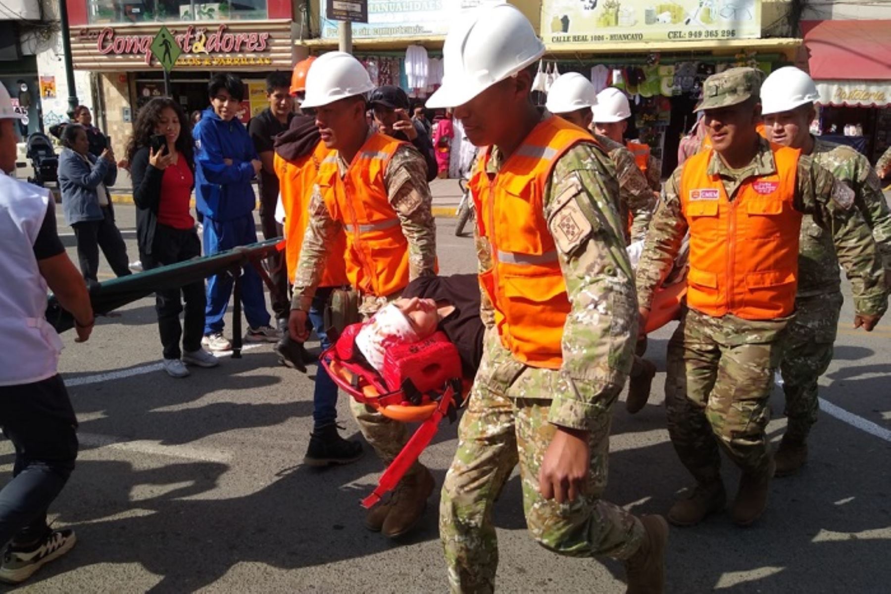 Efectivos del Escuadrón de Emergencia de la Policía Nacional con la ayuda de un teleférico rescataron a los heridos y demás personas que quedaron atrapadas en los pisos altos y la azotea del edificio.