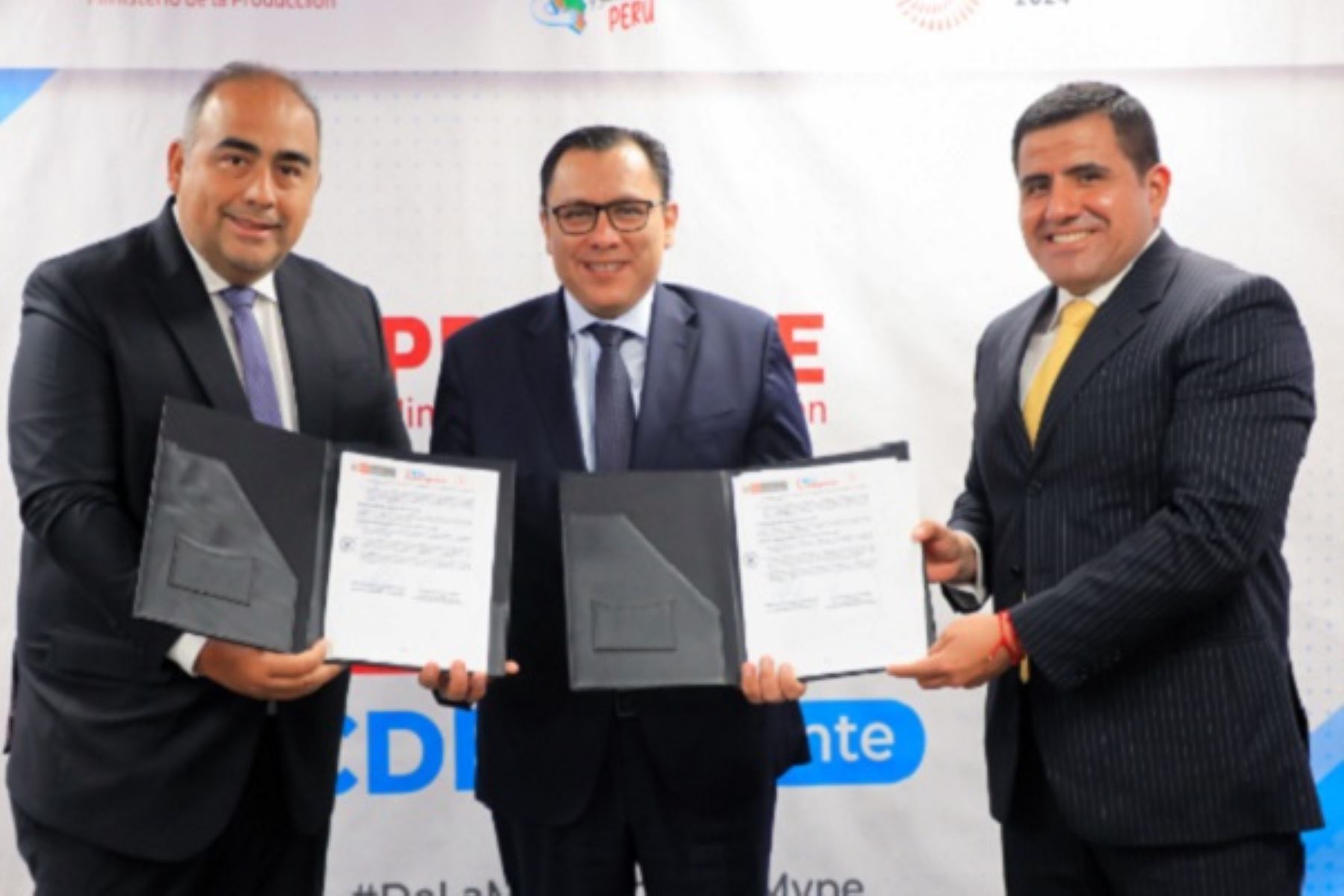 El Ministro de la Producción, Sergio González (al centro) muestra el convenio firmado con el Colegio de Notarios del Perú, para impulsar la formalización de las mypes. Foto: Cortesía.